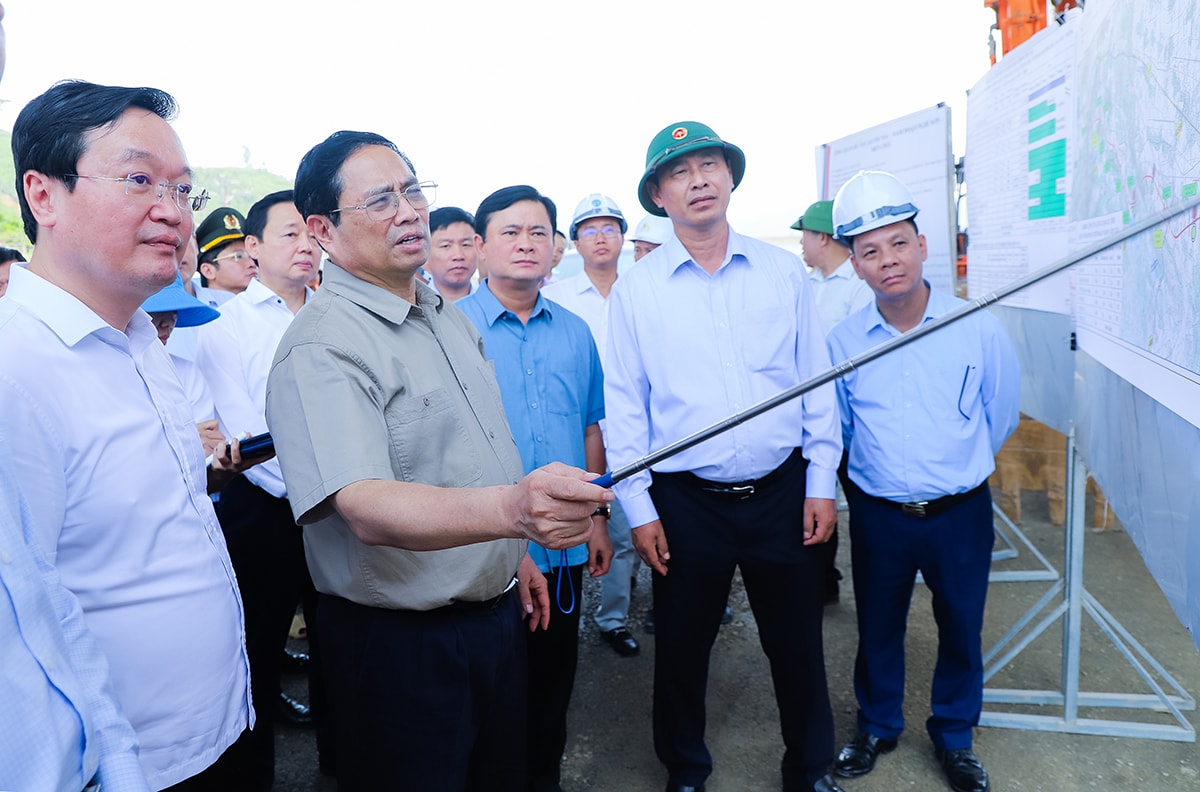 Thủ tướng Chính phủ Phạm Minh Chính kiểm tra tiến độ thi công cao tốc Bắc - Nam đoạn Nghi Sơn - Diễn Châu. Ảnh: Phạm Bằng