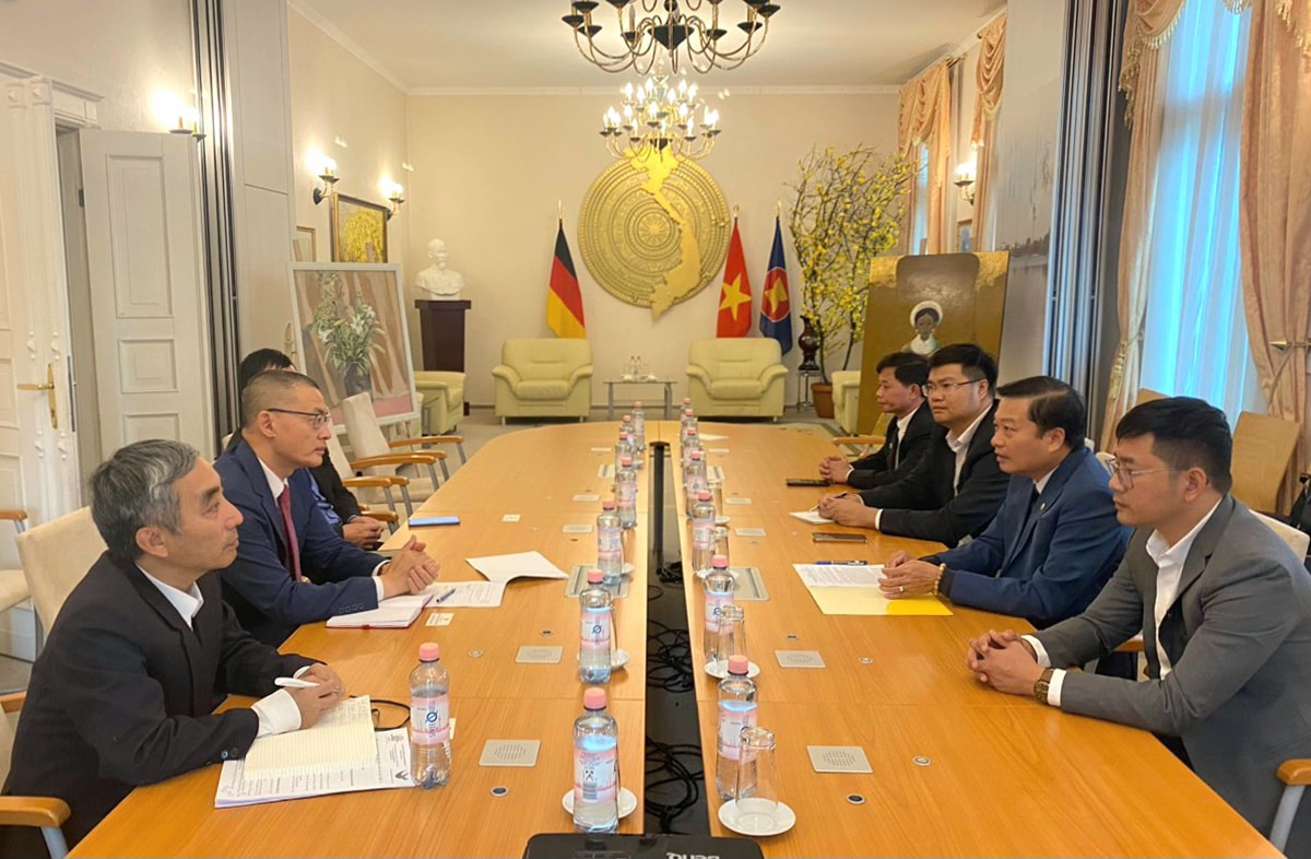Phó Chủ tịch Thường trực UBND tỉnh Lê Hồng Vinh cùng đoàn công tác tỉnh Nghệ An thăm và làm việc tại Cộng hòa Liên bang Đức. Ảnh: Phạm Văn Toàn