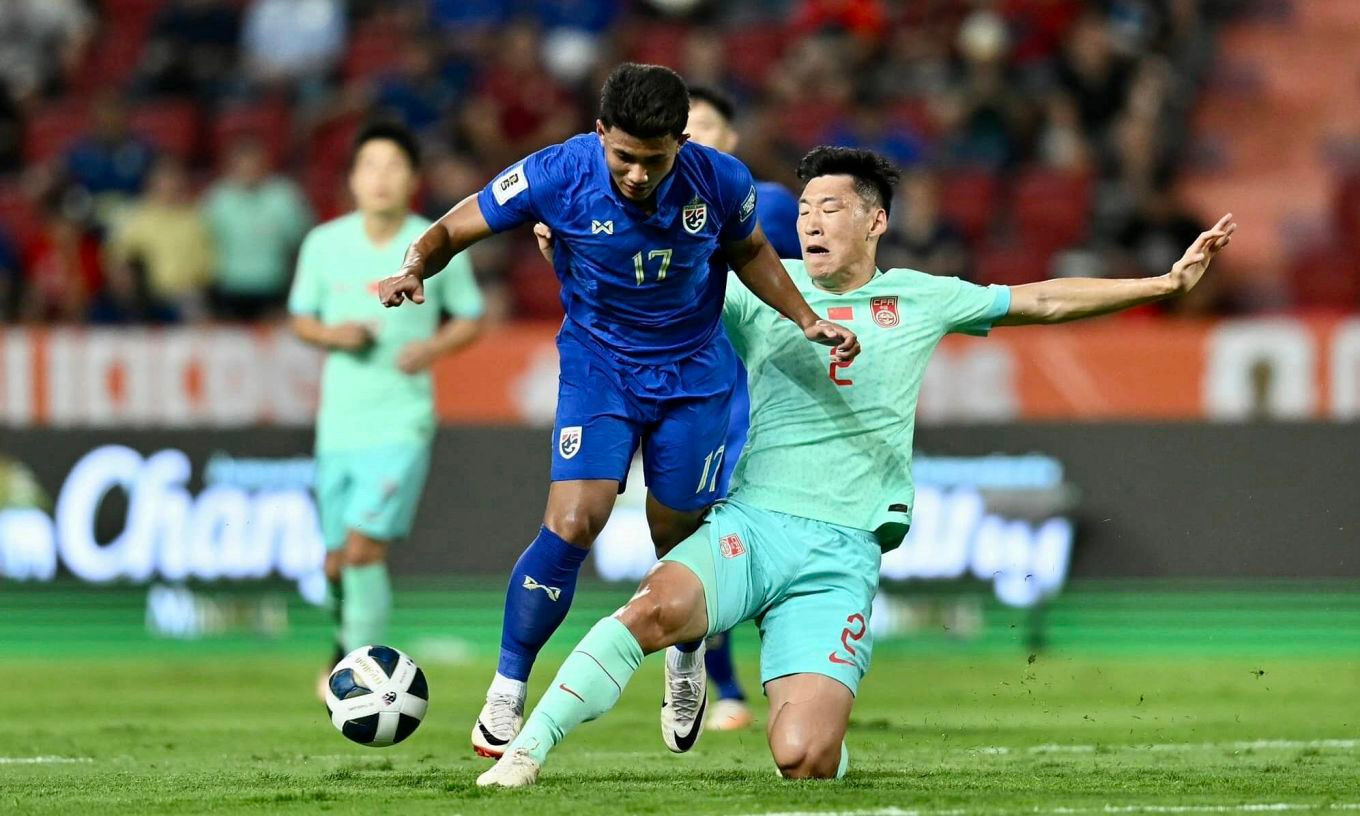 Tiền đạo 21 tuổi Suphanat Mueanta (số 17) để mất bóng trong trận Thái Lan thua Trung Quốc 1-2 trên sân Rajamangala, thành phố Bangkok, ở vòng loại World Cup 2026 tối 16-11. Ảnh Changsuek.jpg
