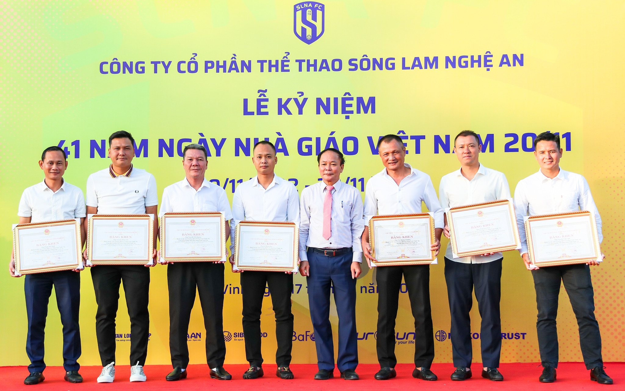 HLV Lê Mạnh Huy được nhận bằng khen của tỉnh Nghệ An, vì đã có nhiều đóng góp cho bóng đá tỉnh nhà. Ảnh Đức Anh.jpg