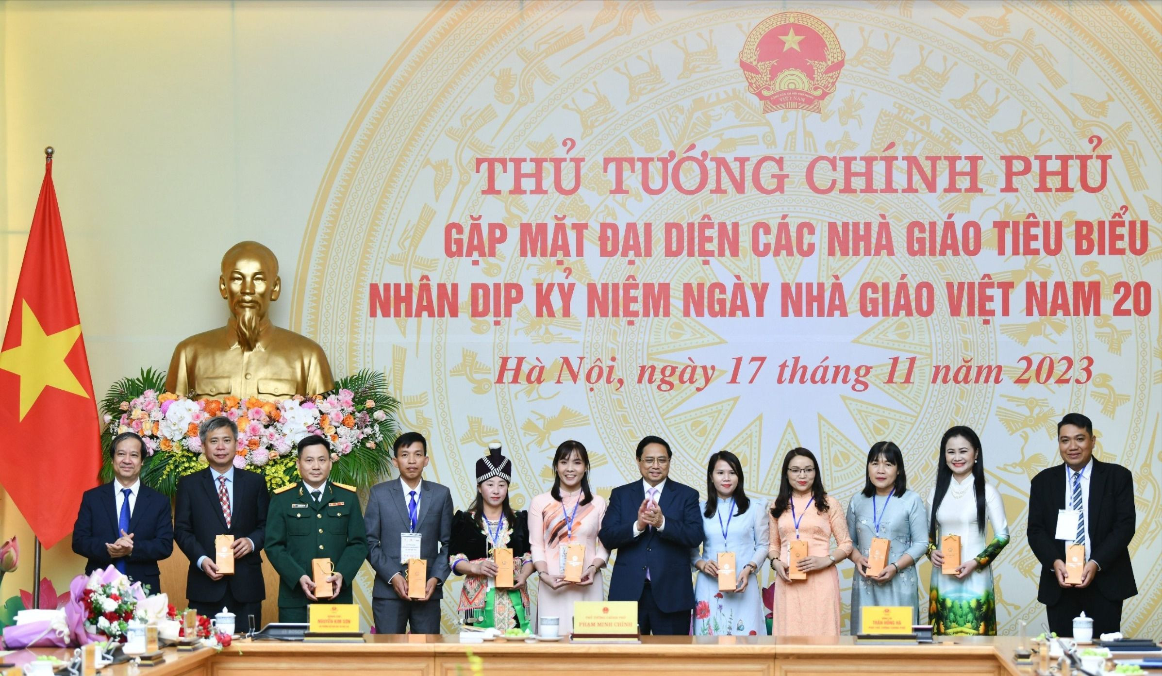 bna_Thủ tướng Chính phủ tặng quà cho các nhà giáo tiêu biểu nhân dịp Kỷ niệm Ngày Nhà giáo Việt Nam 20 - 11.jpg