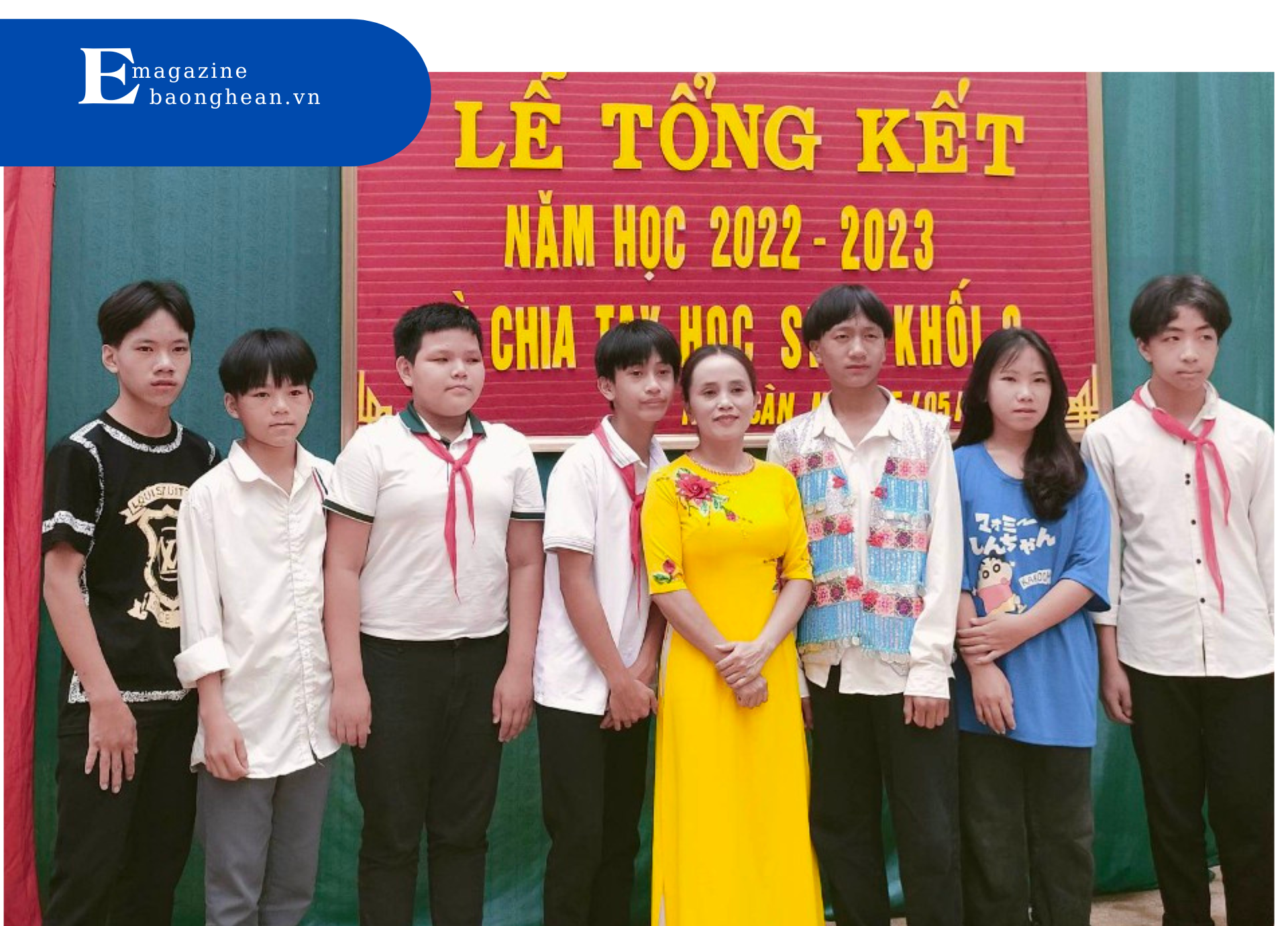 Cô giáo Nguyễn Thị Tình và đội tuyển học sinh giỏi cuả Trường PT DTBT Tiểu học và THCS Nậm Càn - Kỳ Sơn.