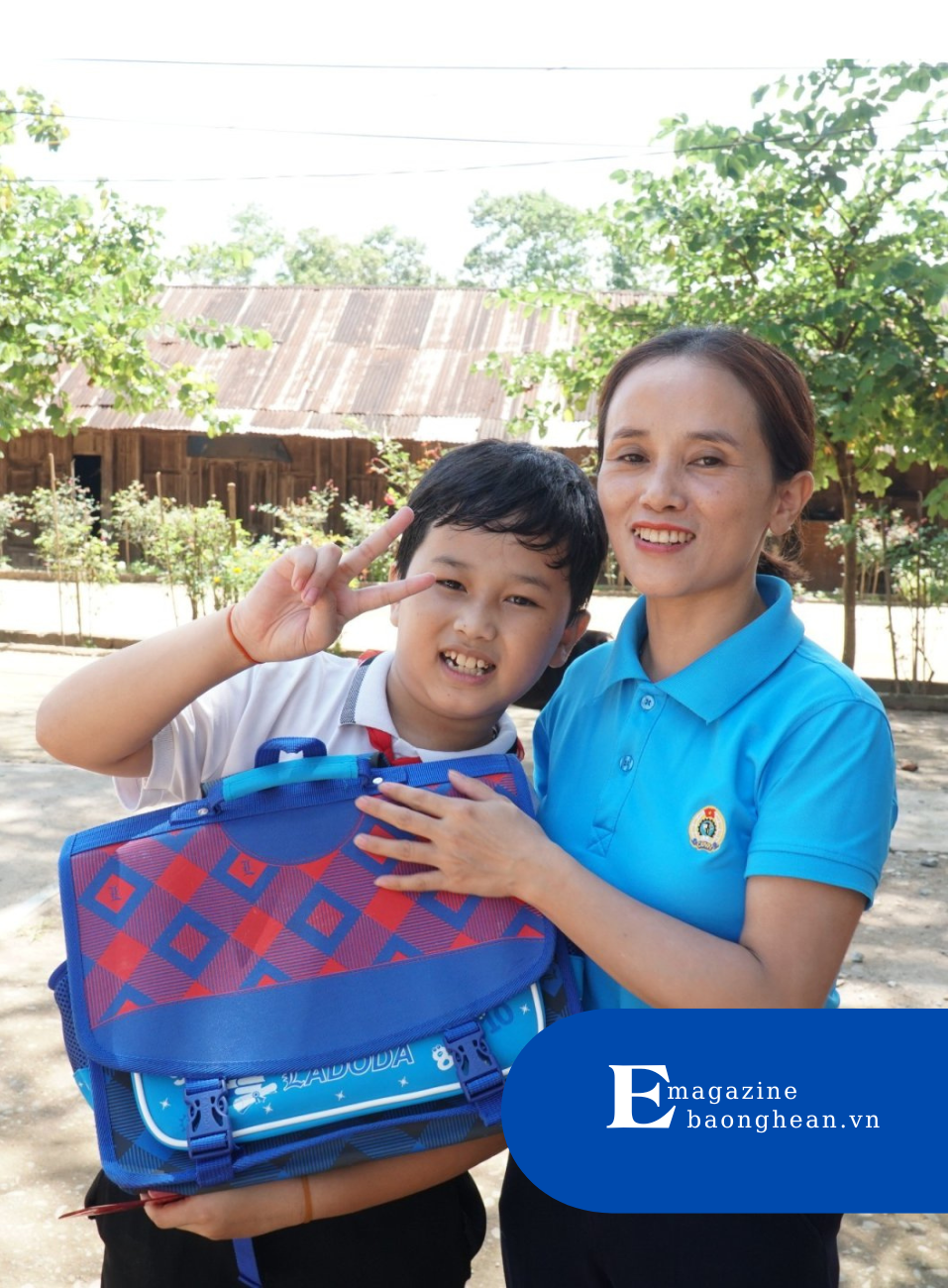 Vượt đường xa, con trai của cô giáo Nguyễn Thị Tình theo mẹ lên cắm bản ở huyện vùng cao Quế Phong.