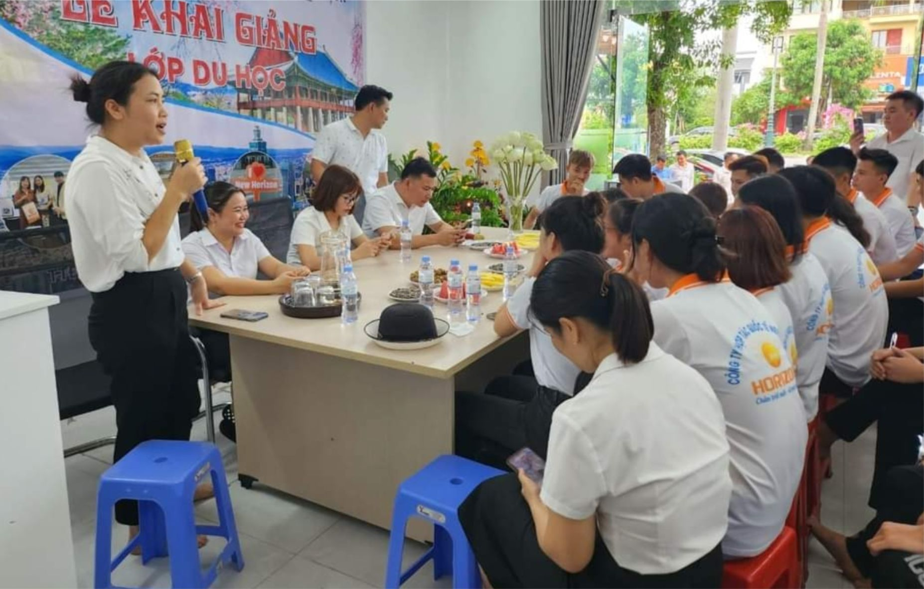 bna_Cán bộ xã Tam Quang hỗ trợ người dân liên hệ đơn vị cung ứng dịch vụ xuất khẩu lao động  hoàn thiệ hồ sơ hỗ trợ vốn từ chưogn trình mục tiêu quố.png