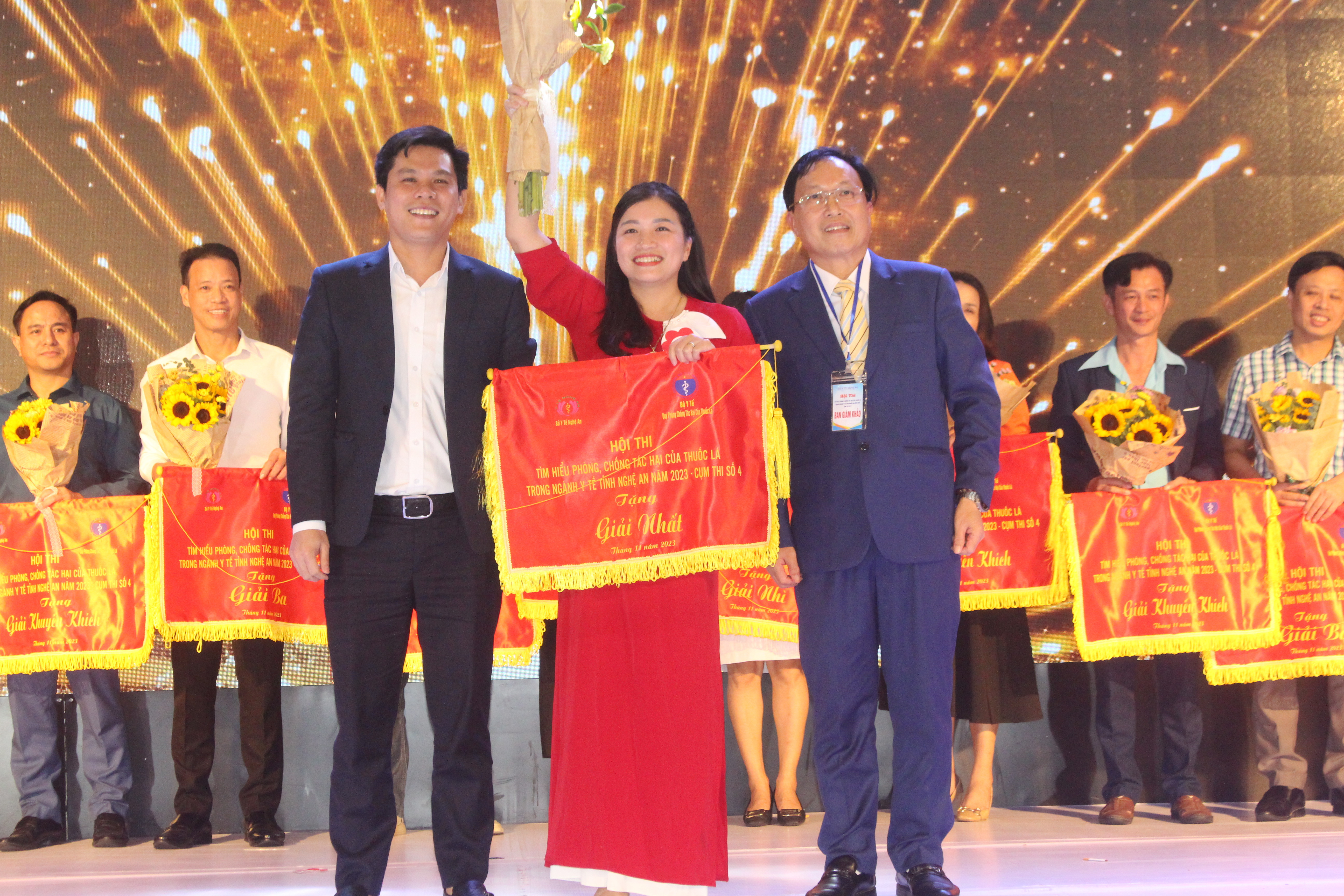 ban tổ chức trao giải nhất cho đội Bệnh viện Đa khoa khu vực Tây Nam Nghệ An (1).JPG