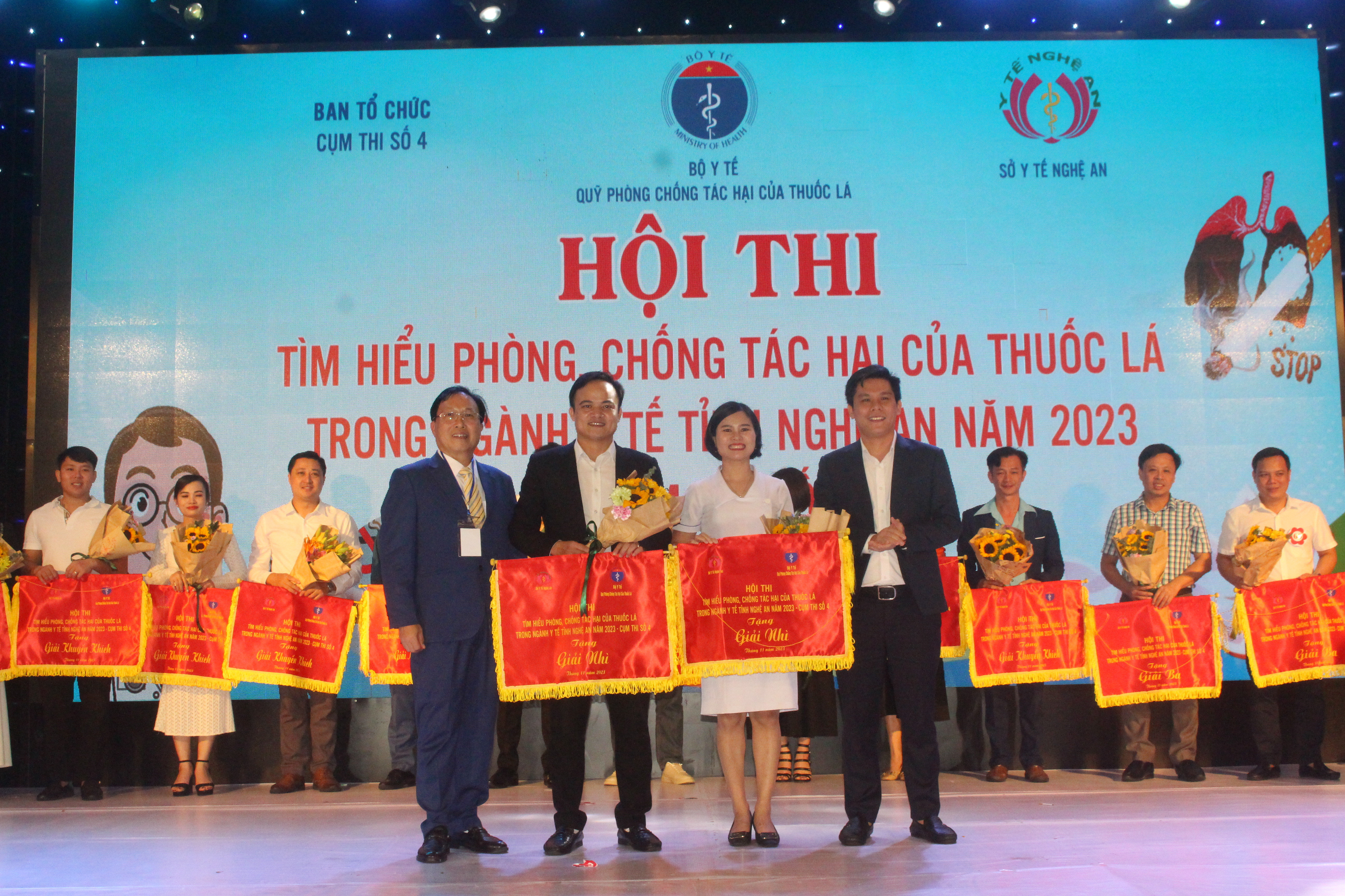 trao 2 giải Nhì cho đội TTYT huyện Thanh Chương và Bệnh viện Đa Khoa Đô Lương.JPG