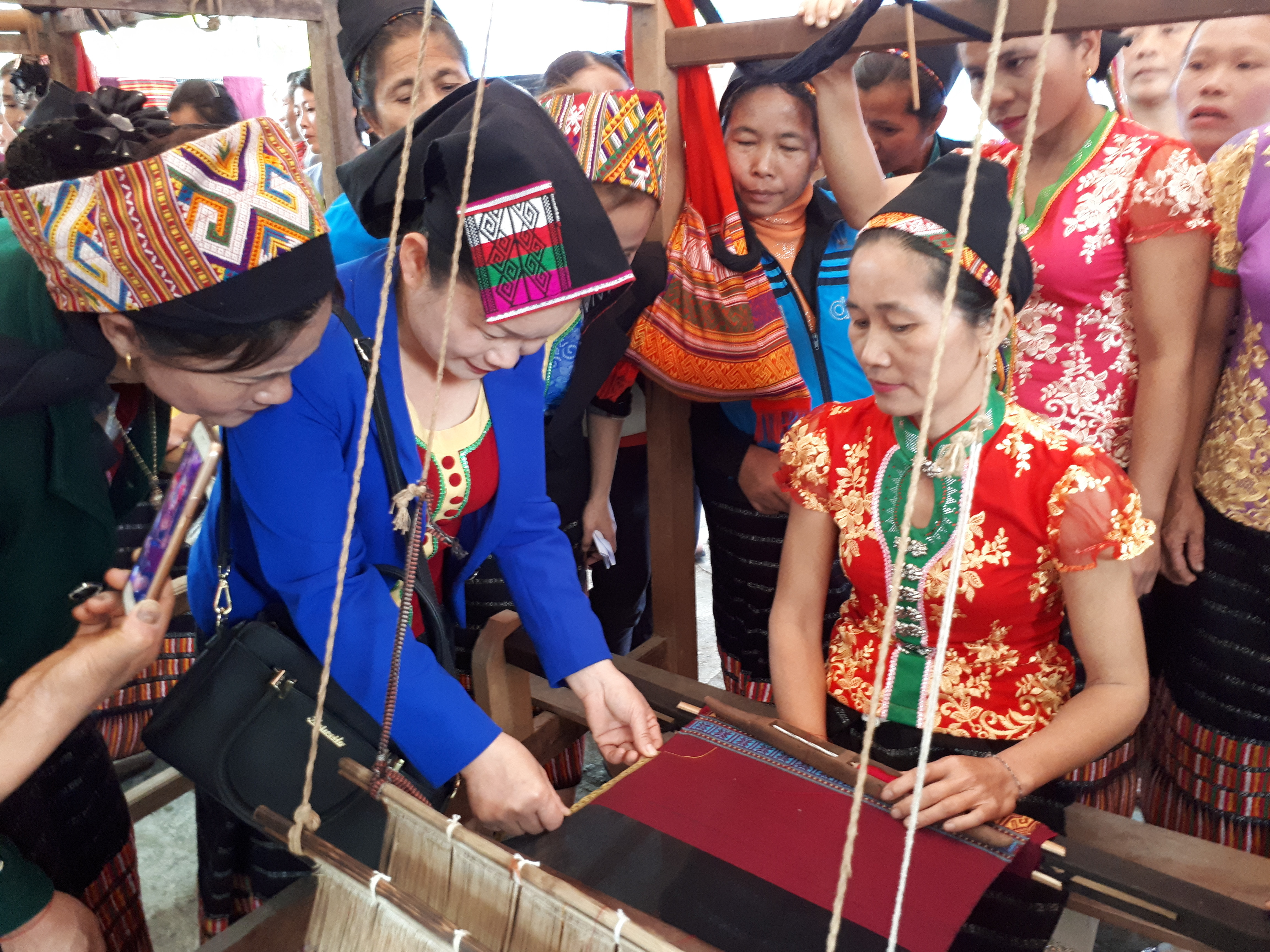 bna_Lớp học nghề dệt thổ cẩm tại huyện Con Cuông thuộc Chương trình khuyến công Nghệ An.jpeg