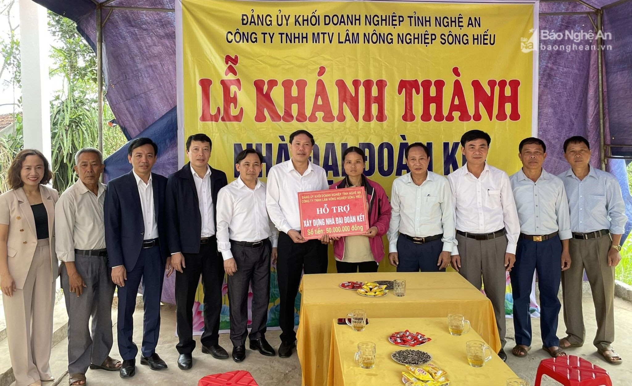Công ty Lâm nông Nghiệp Sông Hiếu trao số tiền hộ trợ 50 triệu đồng cho gia đình bà Lương Thị Kim ở xóm Cầu xã Nghĩa Thọ.jpg