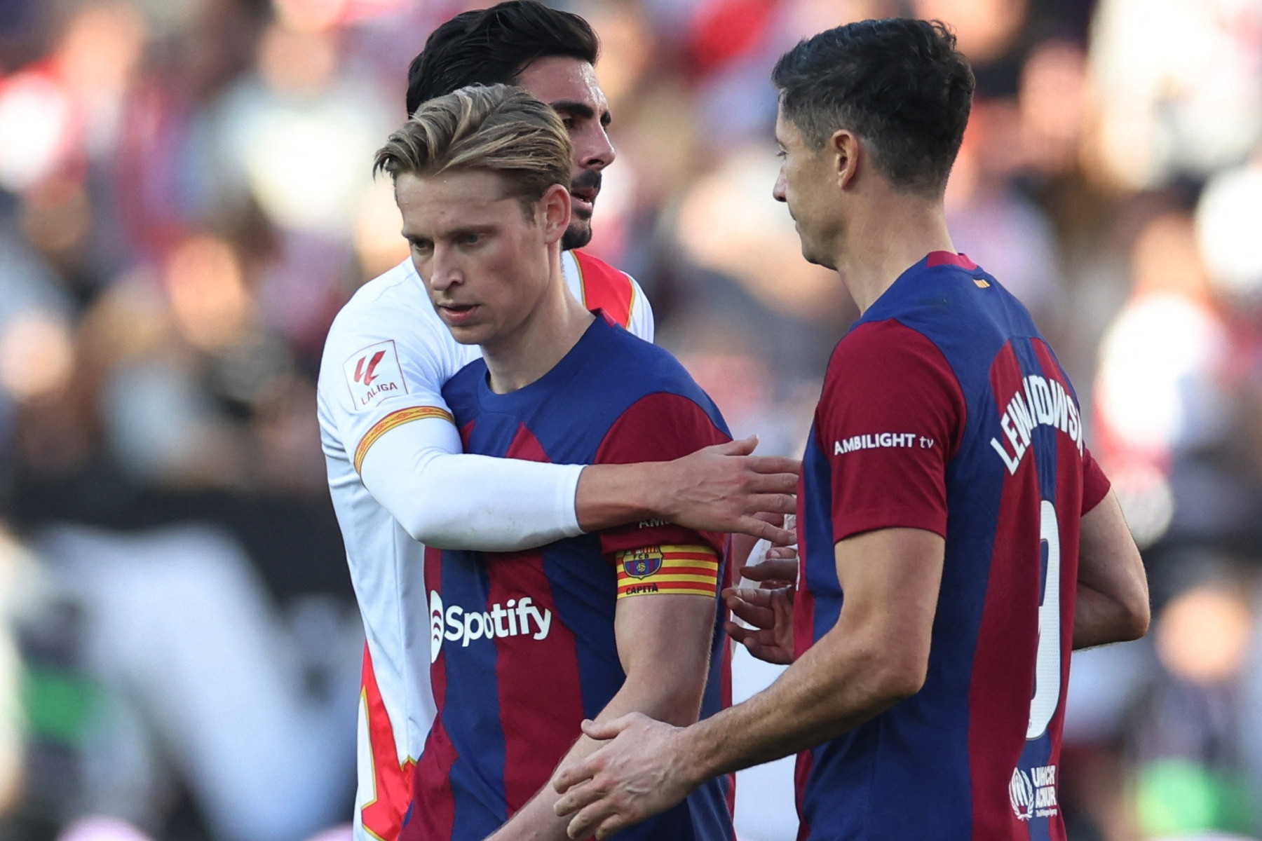 Các cầu thủ Barcelona thất vọng sau khi bị Vallecano cầm hòa.jpg