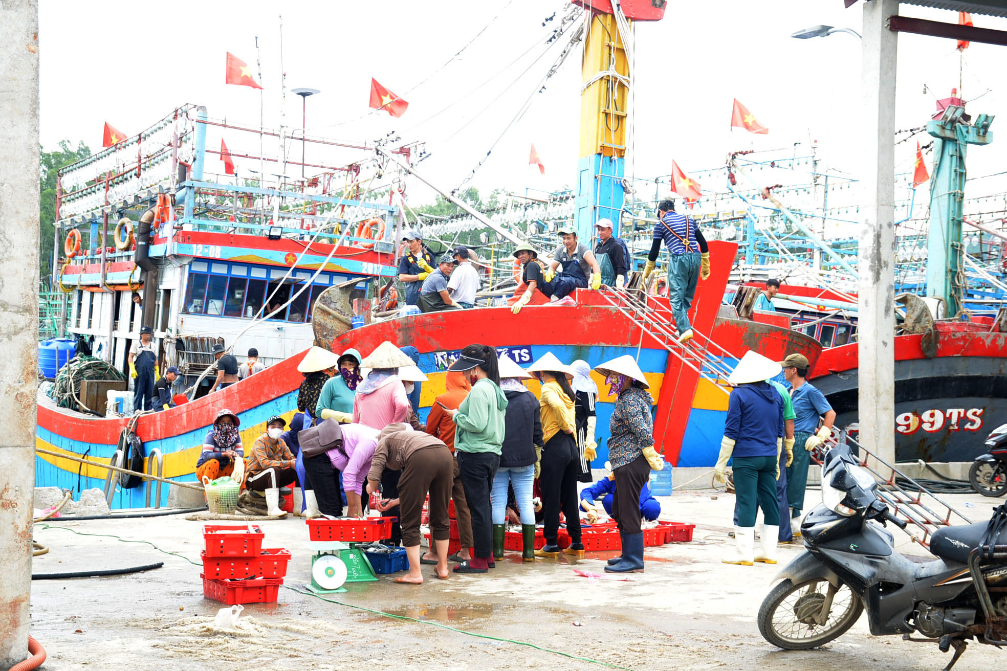 bna_Tàu cá công suất lớn là tài sản lớn của ngư dân, tạo việc làm cho hàng chục lao động, do vậy bà con cần có giải pháp hạn chế rủi ro, đặc biệt là hoả hoạn. Ảnh Xuân Hoàng.JPG