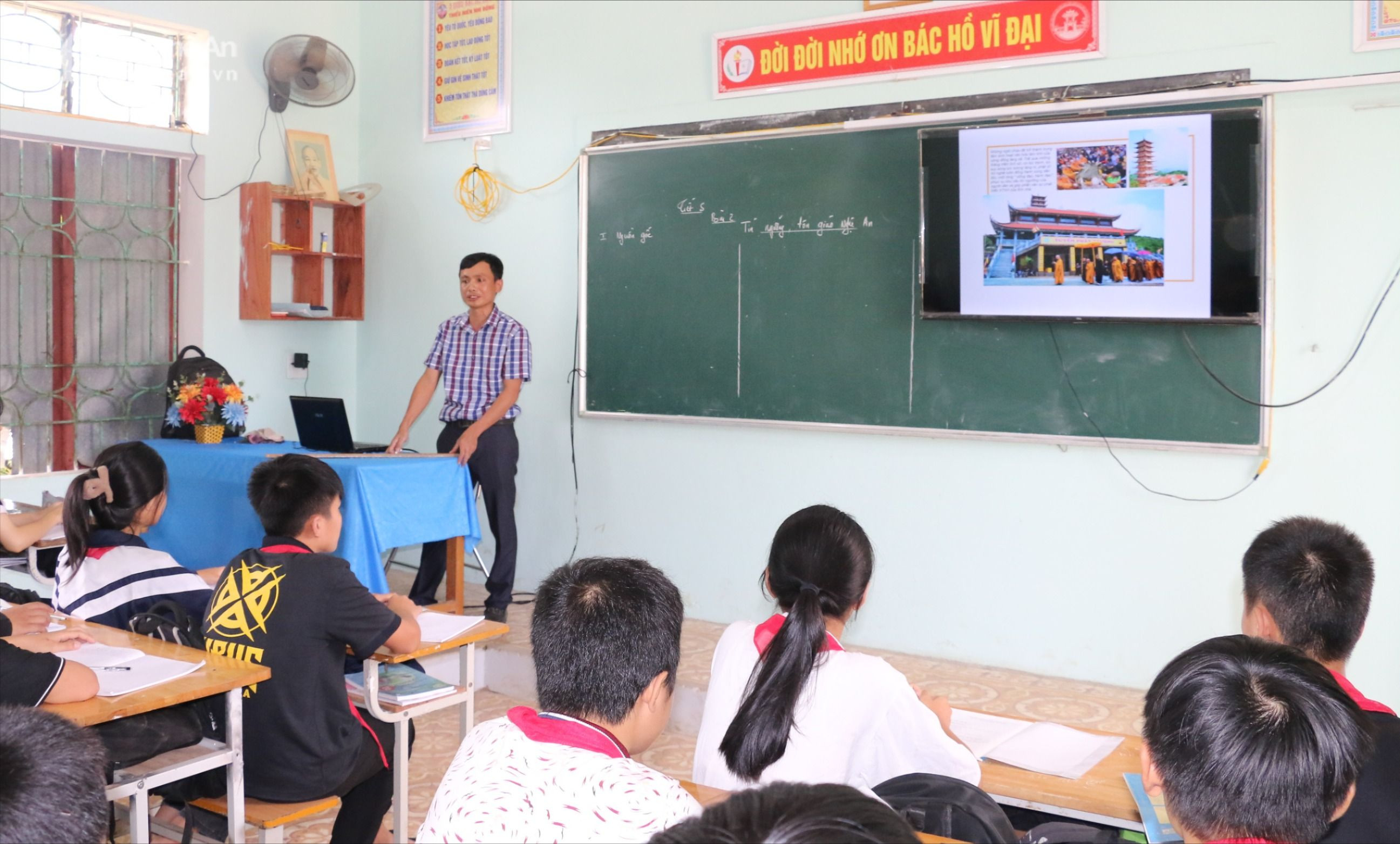 Tiết học giáo dục địa phương của học sinh Trường THCS Sơn Lâm - Nghĩa Đàn.JPG