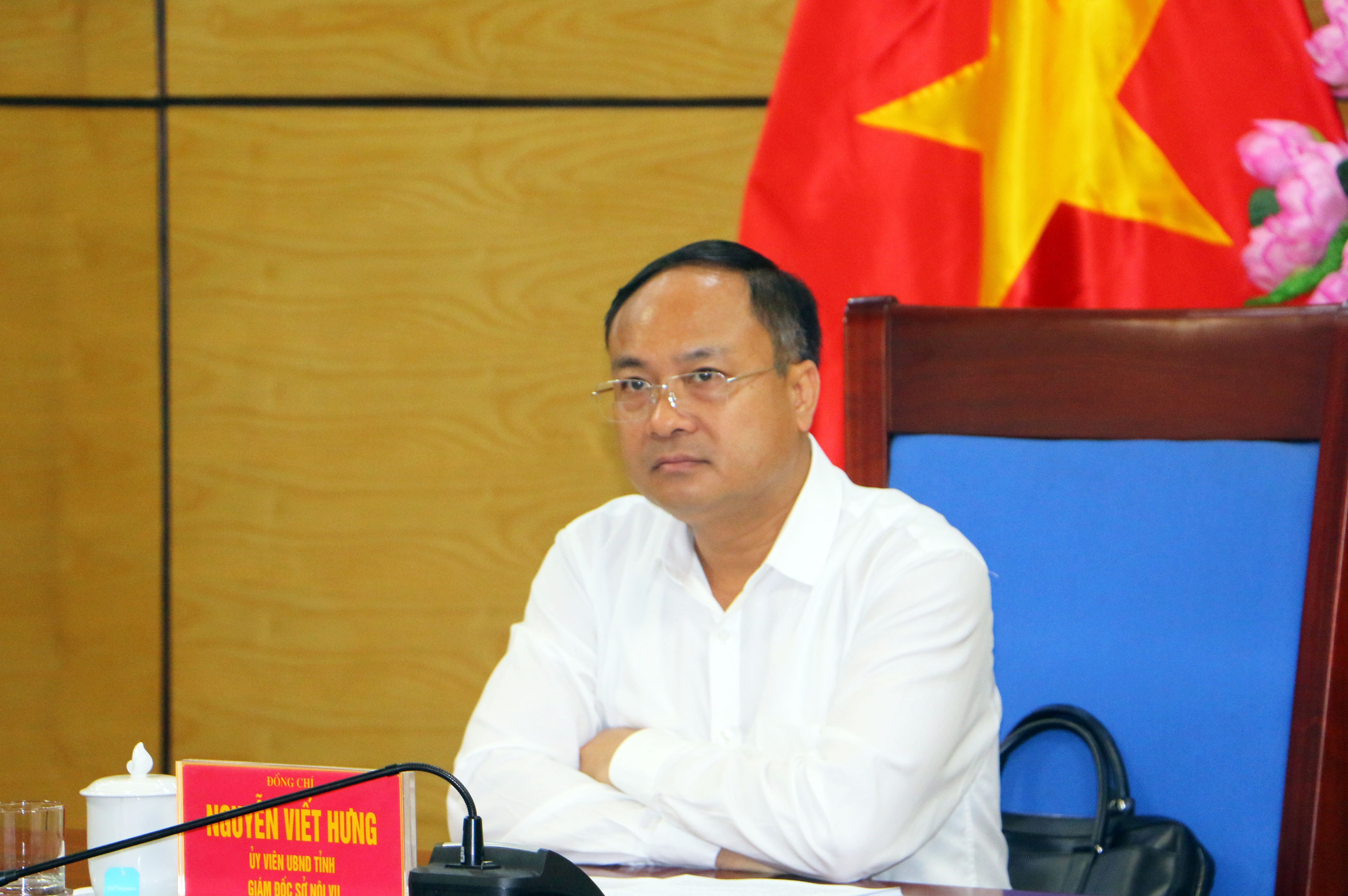 Đồng chí Nguyễn Viết Hưng - Giám đốc Sở Nội vụ chủ trì điểm cầu tại UBND tỉnh. Ảnh: An Quỳnh.