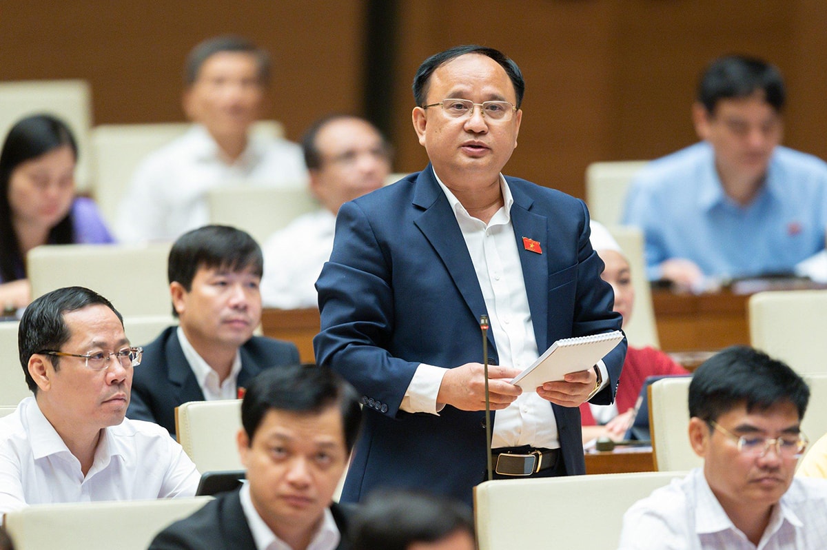 Thiếu tướng Trần Đức Thuận - ĐBQH Đoàn Nghệ An phát biểu tại Kỳ họp thứ 4, Quốc hội khóa XV về sự lãng phí khi Dự án thủy lợi Bản Mồng chậm tiến độ. Ảnh: Nam An
