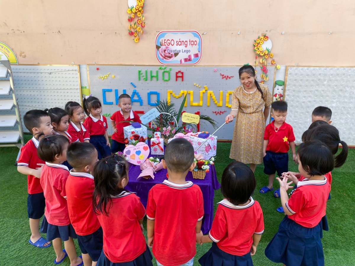 Cô giáo Nguyễn Thị Nhàn cùng với học sinh.