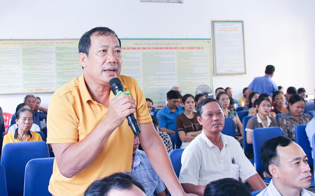 Cử tri Nguyễn Anh Tuấn (xã Diễn Kỷ, Diễn Châu) kiến nghị các cấp giải quyết tồn đọng chính sách đền bù giải phóng mặt bằng thực hiện Dự án Nâng cấp Quốc lộ 1A. Ảnh: Mai Hoa