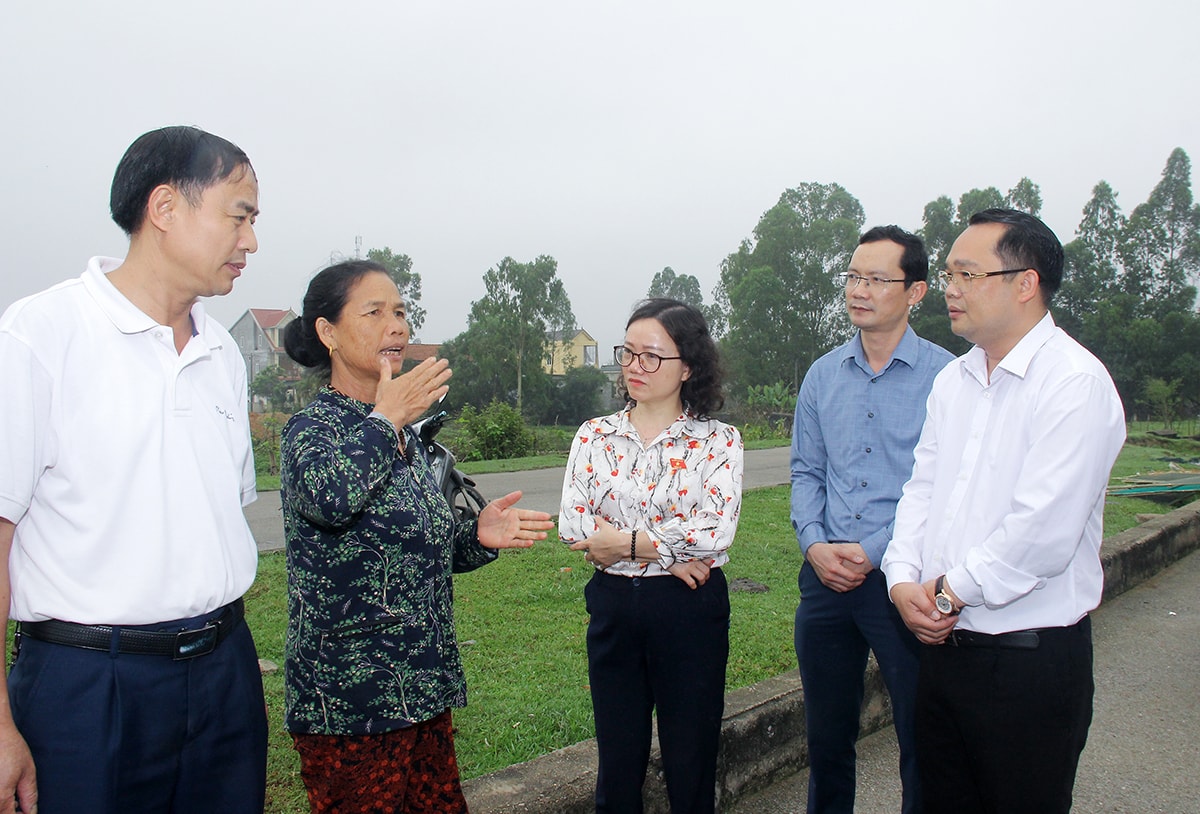 Đại biểu Quốc hội tỉnh Nghệ An cùng lãnh đạo thị xã Hoàng Mai lắng nghe ý kiến cử tri. Ảnh: Mai Hoa