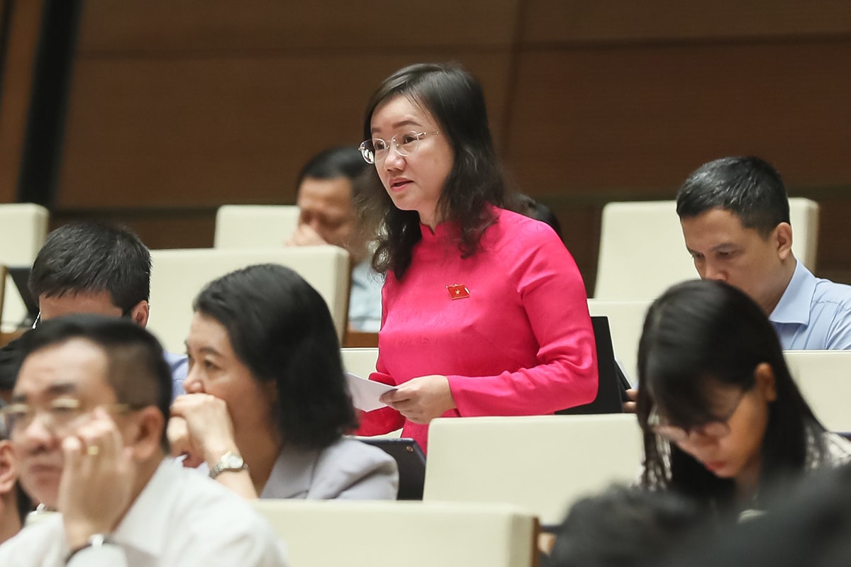 Đại biểu Thái Thị An Chung- Phó Trưởng đoàn chuyên trách Đoàn ĐBQH Nghệ An phát biểu thảo luận tại Kỳ họp thứ 6, Quốc hội khóa XV. Ảnh: Quang Vinh