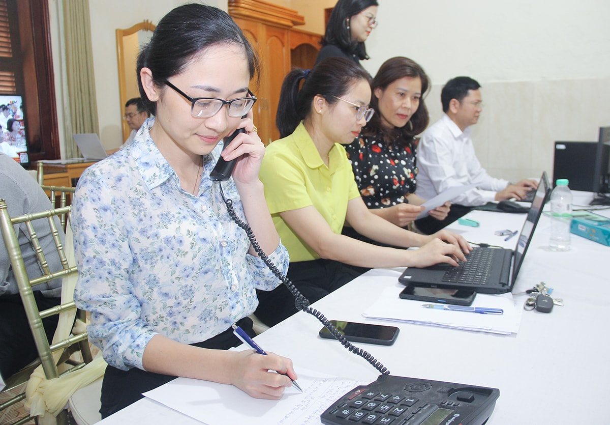 Đại diện sở, ngành cấp tỉnh tiếp nhận ý kiến của cử tri qua