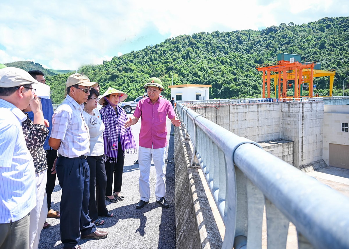 Đoàn giám sát Ủy ban Khoa học - Công nghệ và Môi trường của Quốc hội kiểm tra công trình hồ chứa nước Bản Mồng. Ảnh: Thành Cường