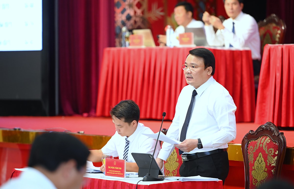 Giám đốc Sở NN&PTNT Phùng Thành Vinh trả lời chất vấn về vấn đề phát triển các sản phẩm OCOP. Ảnh: Thành Cường
