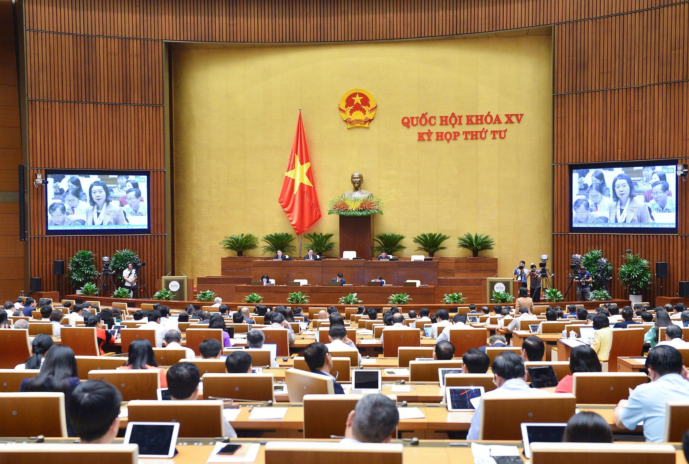 Toàn cảnh phiên làm việc Kỳ họp thứ 4, Quốc hội khóa XV tại Hội trường Diên Hồng, Nhà Quốc hội. Ảnh: Quochoi.vn
