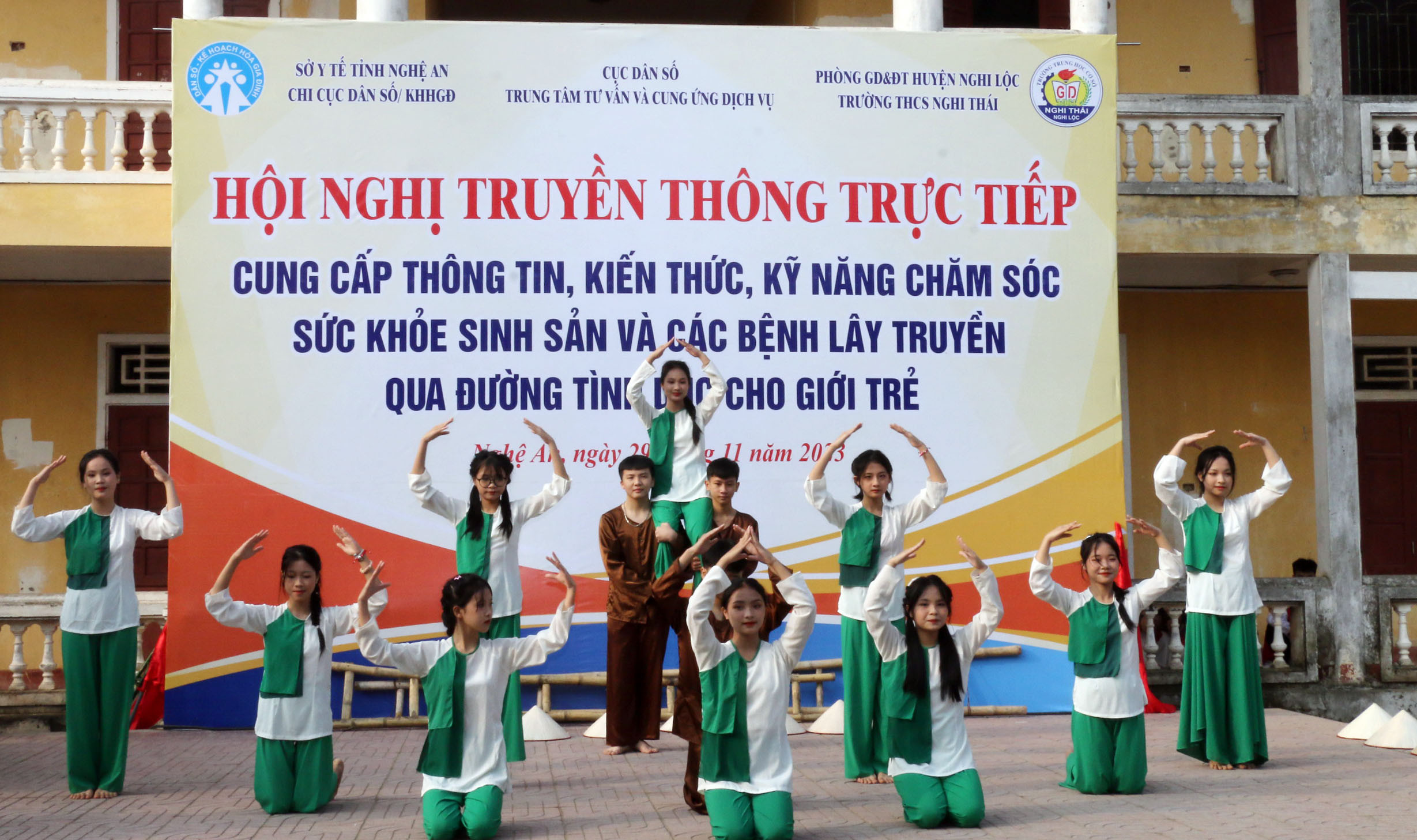 bna_Chương trình văn nghệ của học sinh Trường THCS Nghi Thái tại buổi truyền thông. Ảnh - Mỹ Hà.jpeg