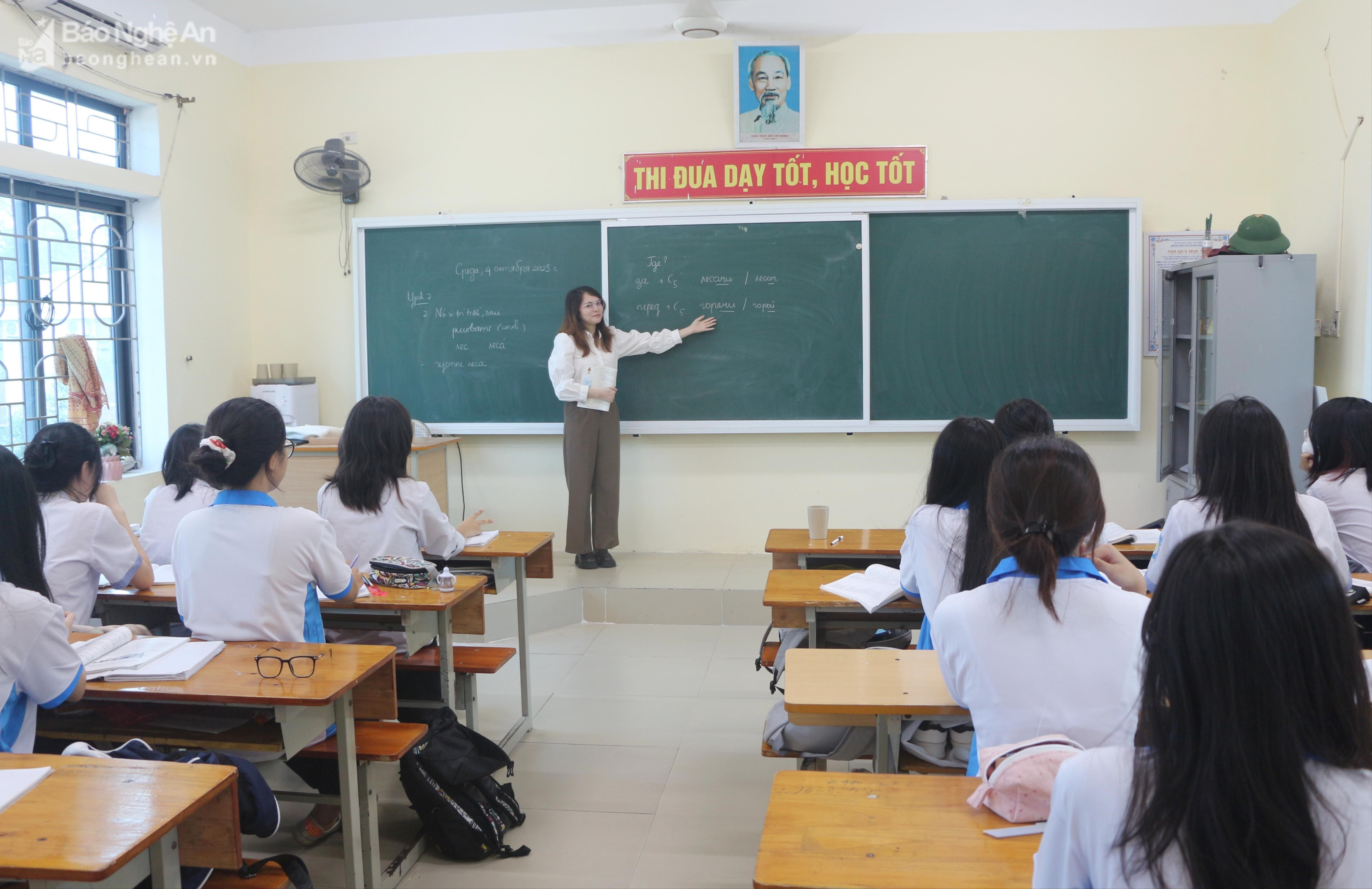 Trong những năm qua Trường THPT chuyên Phan Bội Châu đã thu hứt được nhiều sinh viên giỏi về công tác tại trường (1).jpg