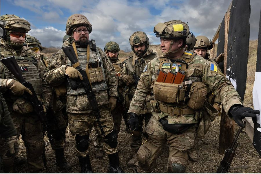 binh lính ukraine ở khu vực gần Kiev. Ảnh Foreign Policy.JPG