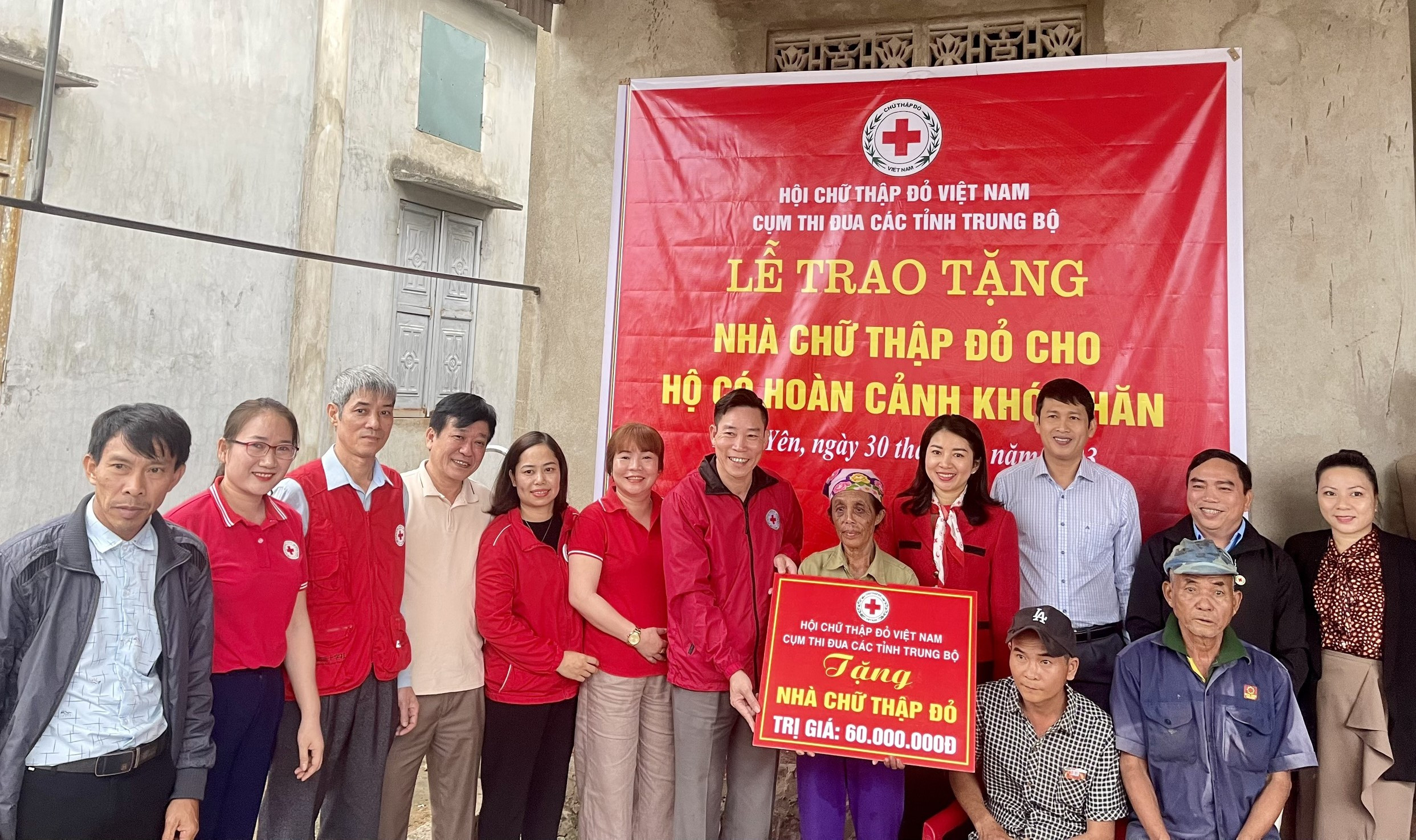bna_Cụm thi đua Hội Chữ thập đỏ các tỉnh Trung bộ tặng nhà cho gia đình ông Ngô Văn Loan.jpg
