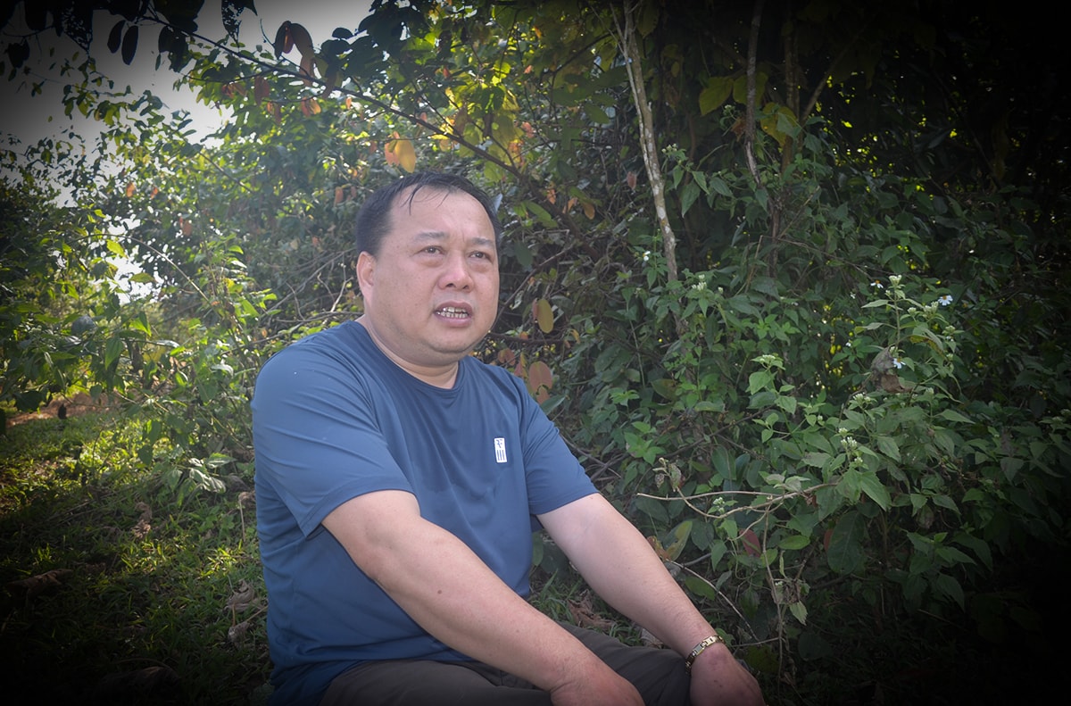 Bí thư Đảng uỷ xã Yên Tĩnh Quang Văn Đặng trao đổi với phóng viên Báo Nghệ An về tình hình sản xuất của người dân trên núi Pu Phen. Ảnh tư liệu