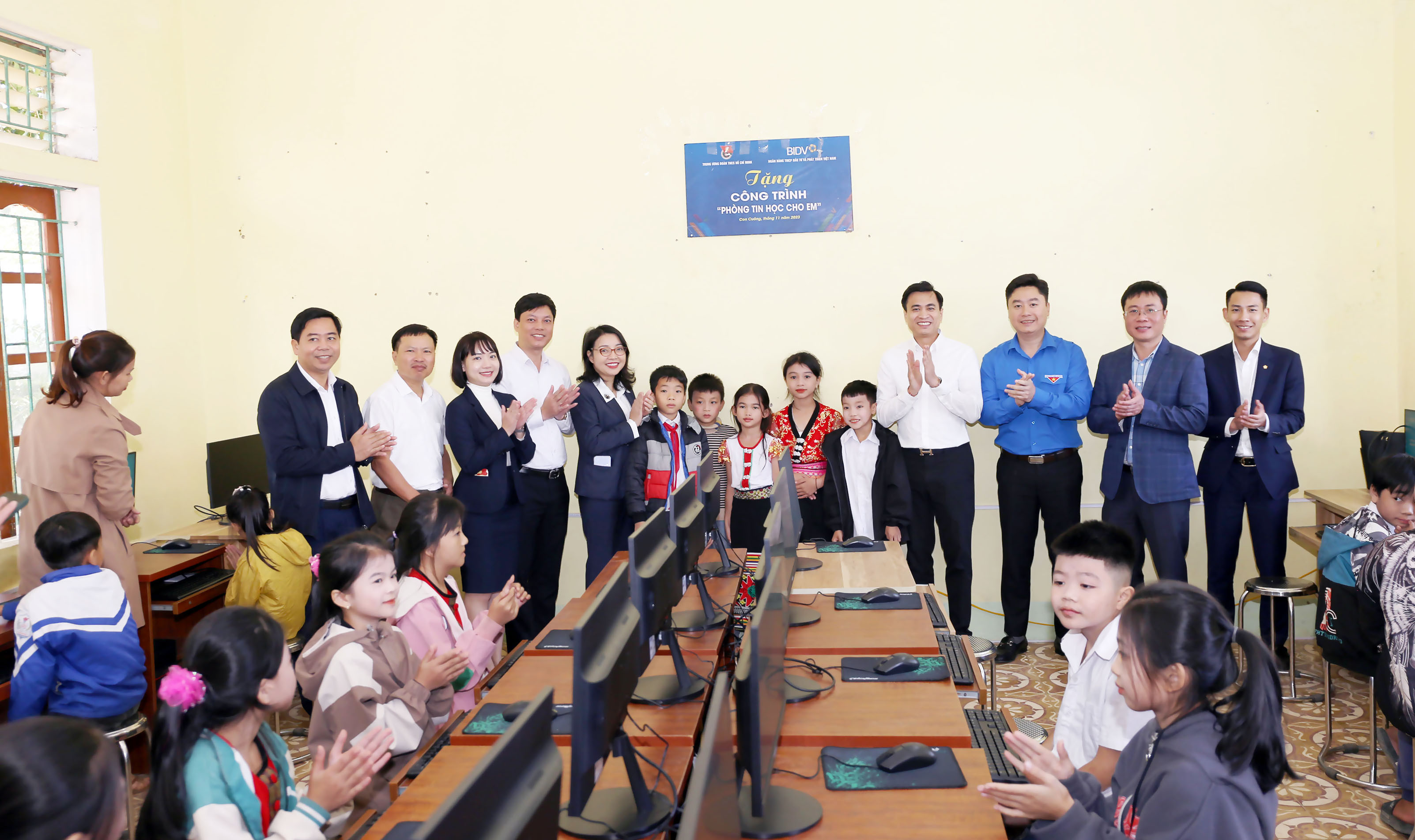 đại diện Tỉnh đoàn, hội LHTN tỉnh và các đơn vị đồng hành trao tặng 'phòng tin học cho em' tại tiểu học Thạch Ngàn, Con Cuông. jpg.jpg