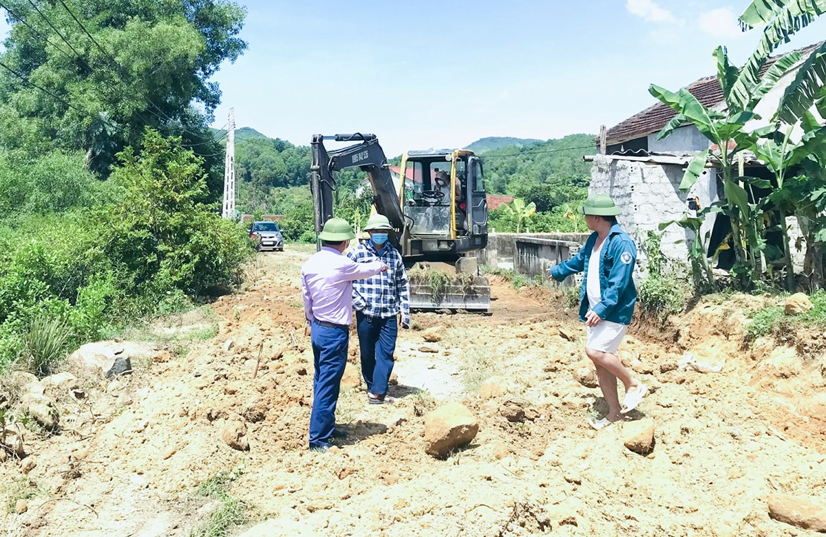 Cán bộ xã Hưng Yên Nam (Hưng Nguyên) vận động người dân hiến đất mở đường. Ảnh: Mai Hoa