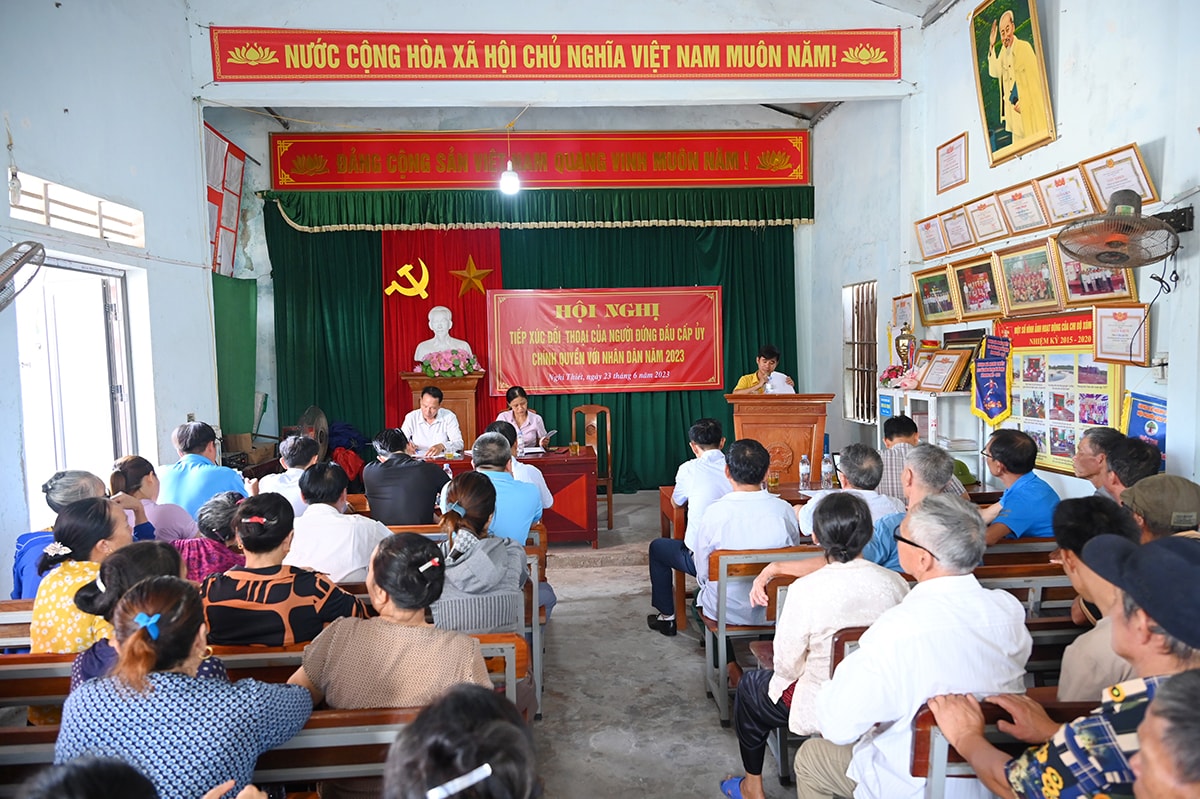 Cấp ủy, chính quyền xã Nghi Thiết (Nghi Lộc) đối thoại với người dân xóm Hải Thịnh về những vấn đề đặt ra trong thực tế. Ảnh: Thành Cường