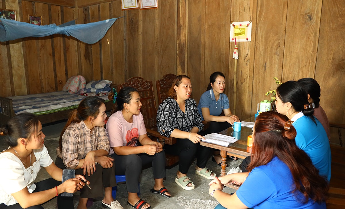 Chi hội phụ nữ bản Tiền Tiêu- xã Nậm Cắn (Kỳ Sơn) bàn các giải pháp giúp đỡ hộ khó khăn. Ảnh: Nguyên Nguyên