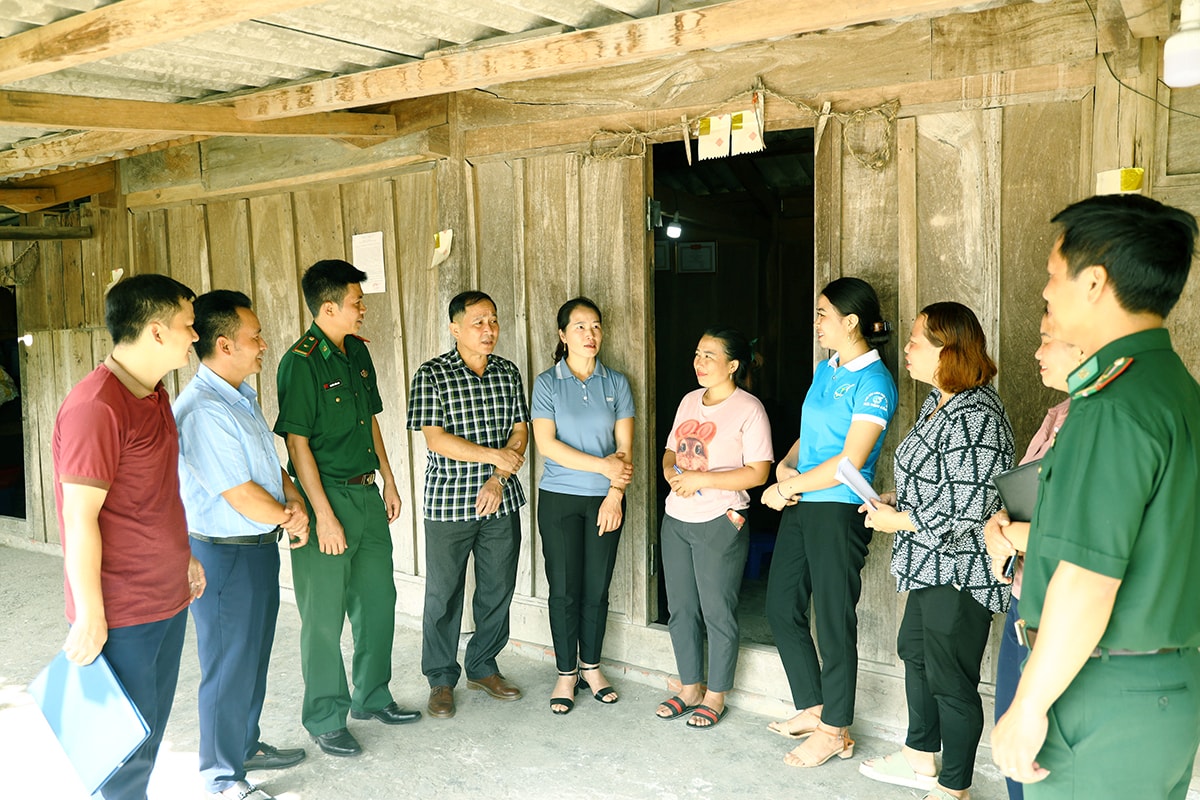 Chi hội phụ nữ bản Tiền Tiêu, xã Nậm Cắn (Kỳ Sơn) phối hợp tuyên truyền, vận động người dân đảm bảo an ninh bản làng.  Ảnh: Nguyên Nguyên