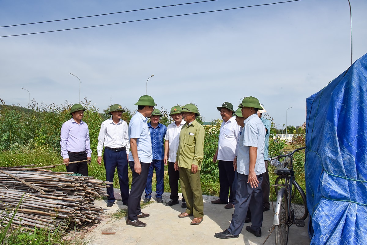 Lãnh đạo thị xã Hoàng Mai trực tiếp khảo sát kiểm tra tại hiện trường từ phản ánh kiến nghị của người dân. Ảnh: Thanh Lê