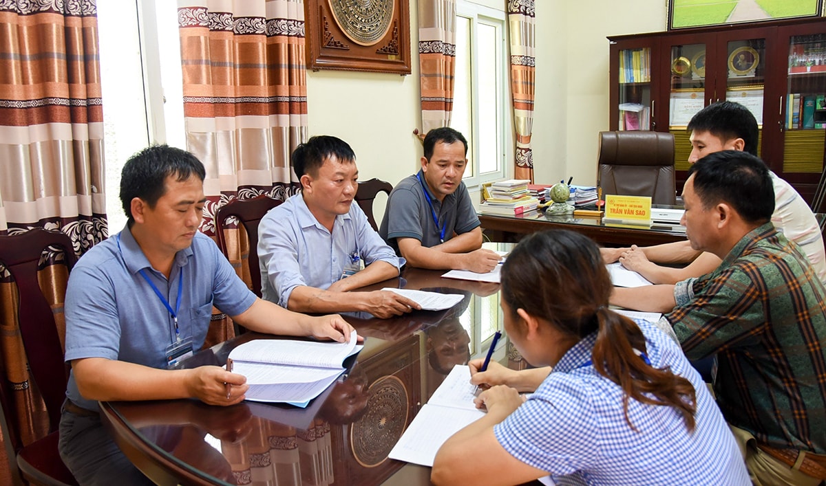 Lãnh đạo xã Nghi Văn (Nghi Lộc) bàn các giải pháp vận động người dân đẩy mạnh phát triển kinh tế - xã hội. Ảnh: Thanh Lê