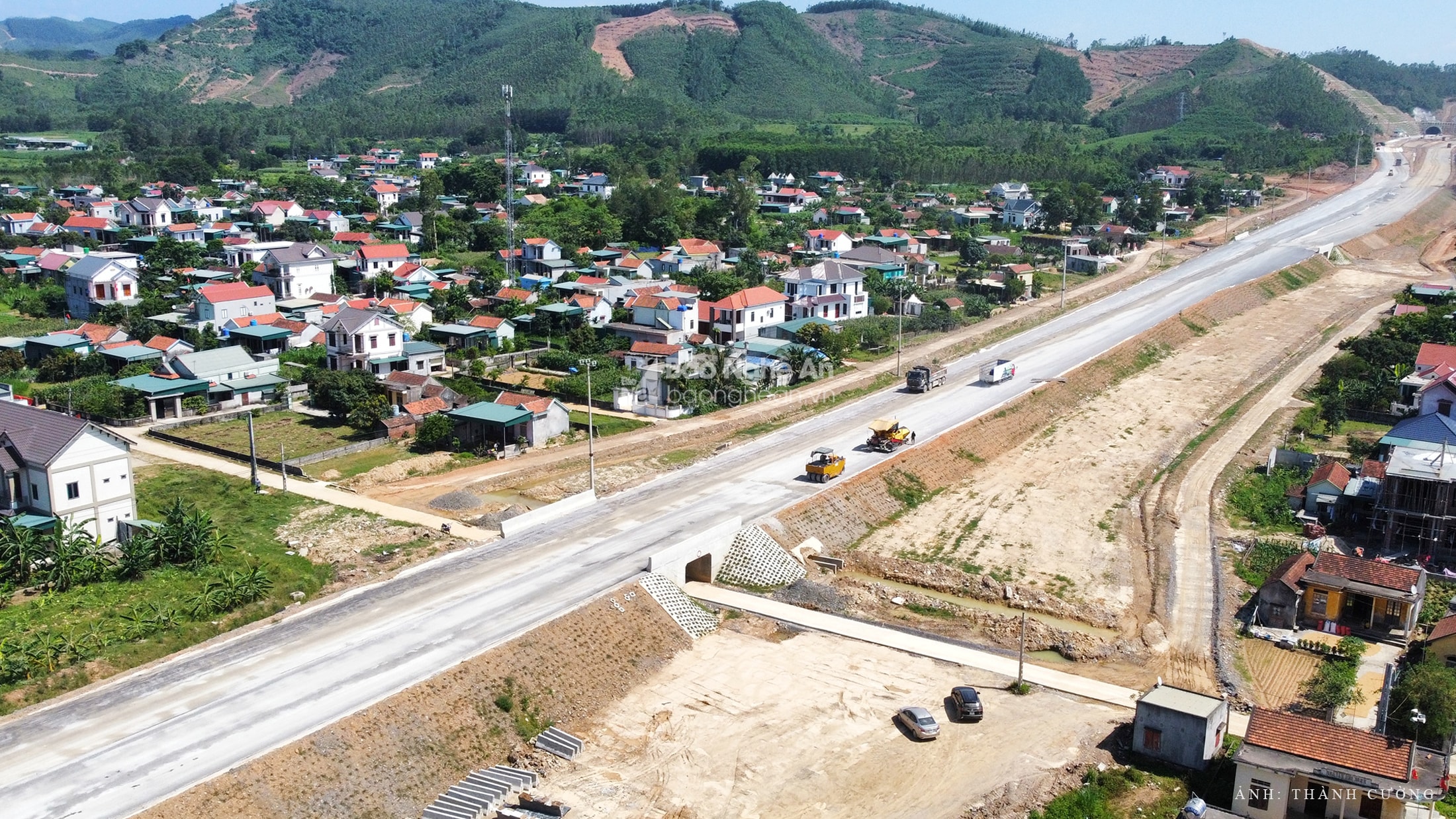 Nhân dân nhiều địa phương ở Nghệ An đã đồng thuận giải phóng mặt bằng thi công cao tốc Bắc- Nam. Ảnh: Thành Cường