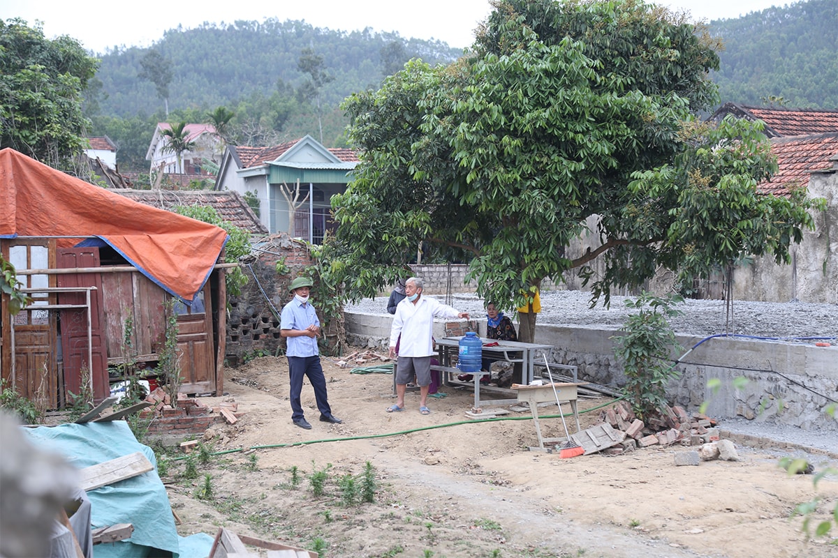Ông Lê Thạc Xoan ở xóm 7, xã Quỳnh Vinh (TX. Hoàng Mai) là hộ đầu tiên phá dỡ nhà để giải phóng mặt bằng, nhường đất thực hiện dự án đường bộ cao tốc Bắc - Nam. Ảnh tư liệu:  Đ.T
