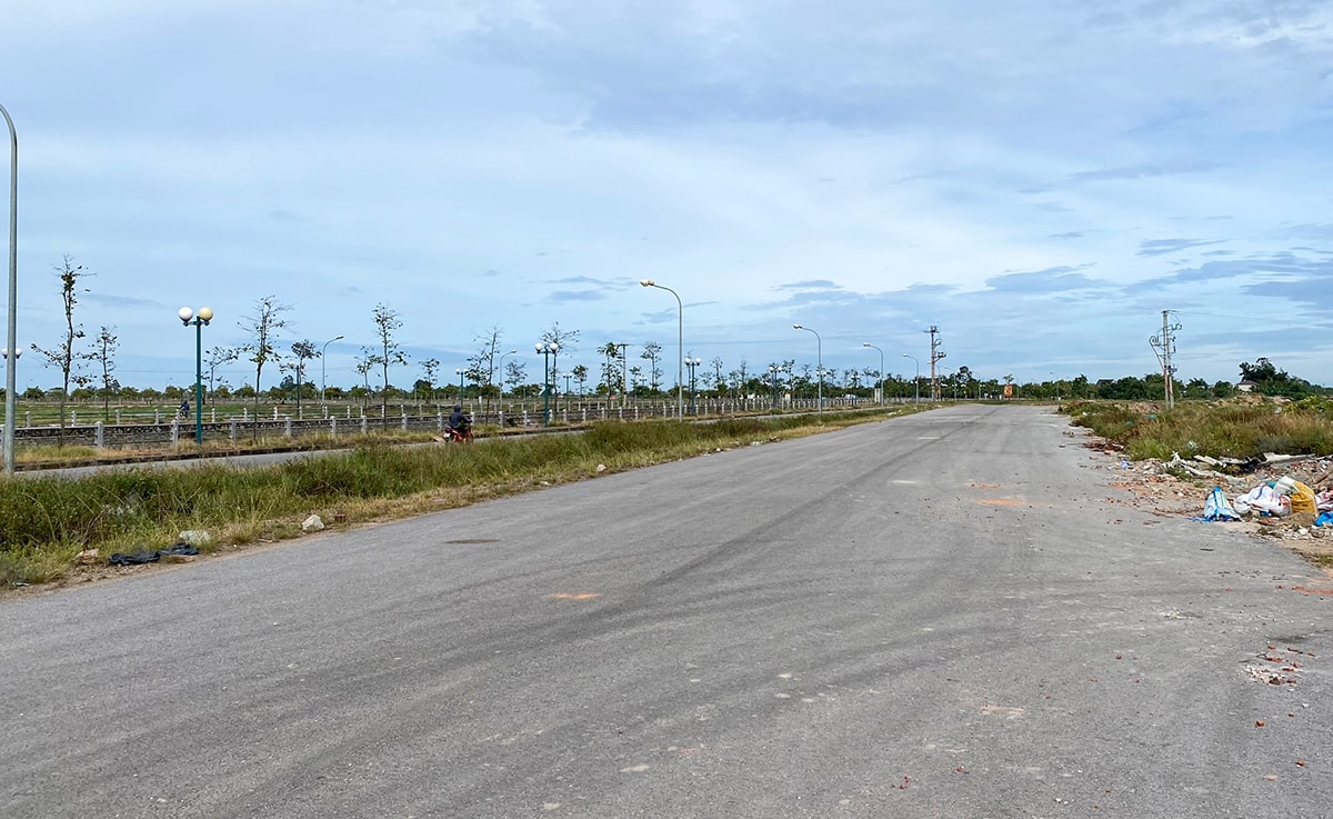 Tuyến đường Nguyễn Sỹ Sách kéo dài (TP. Vinh) do khó khăn trong giải phóng mặt bằng nên đến nay vẫn chưa hoàn thành. Ảnh: Hữu Quân