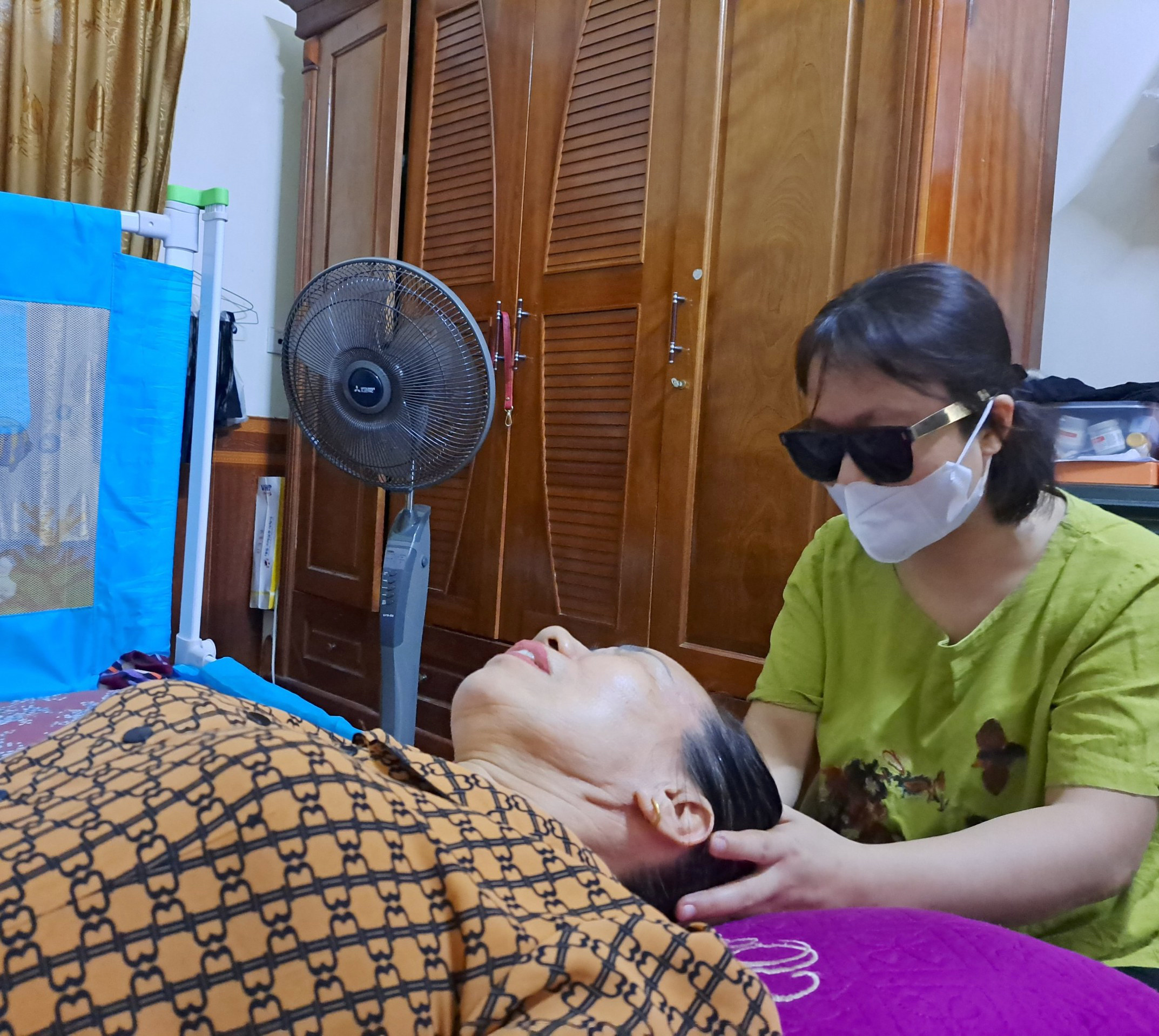 bna_Chị Nga được đánh giá là một người massage am hiểu chuyện môn và tận tâm với công việc (1).jpg