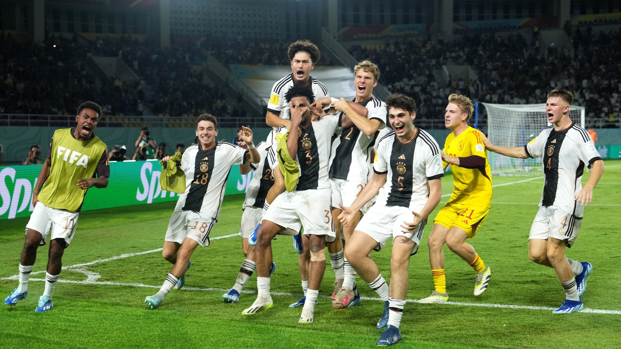 Đức thể hiện sự lì lợm ở chấm 11m để lần đầu tiên lên ngôi tại một kỳ U17 World Cup 2023.jpg