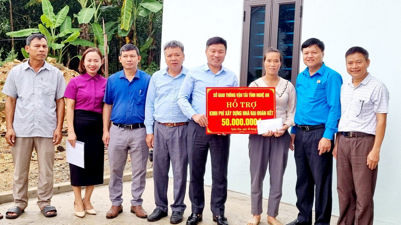 bna_Sở GTVT trao hỗ trợ hộ nghèo huyện Nghĩa Đàn xây dựng nhà ở.jpg