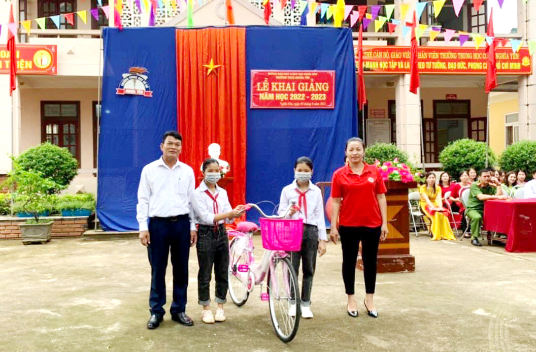 bna_Từ quỹ tiết kiệm của cán bộ, công chức xã Nghĩa Yên trao quà cho học sinh nghèo.jpg