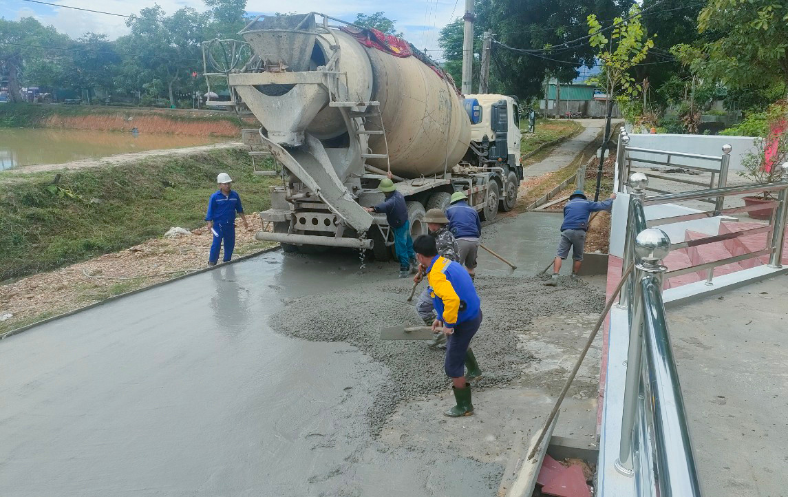 bna_ MH Xây dựng đường giao thông nông thôn ở xã Thanh Thuỷ. Ảnh- Mai Hoa.jpg