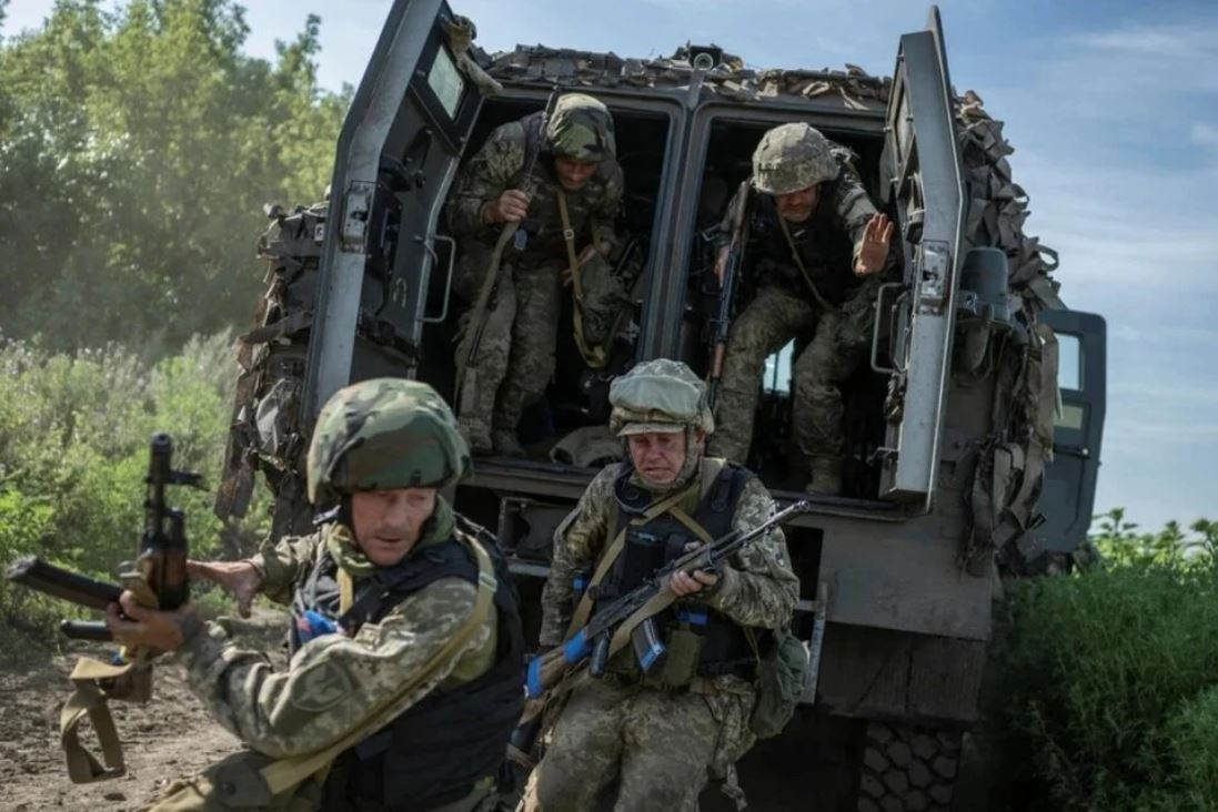 Bộ Quốc phòng Liên bang Nga: Lực lượng vũ trang Ukraine chạy trốn khỏi làng Artemovskoye Ảnh: REUTERS
