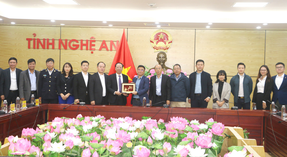 bna_lãnh đạo UBND tỉnh trao quà và chụp ảnh lưu niệm với đoàn Công tác của Công ty QTech.jpg