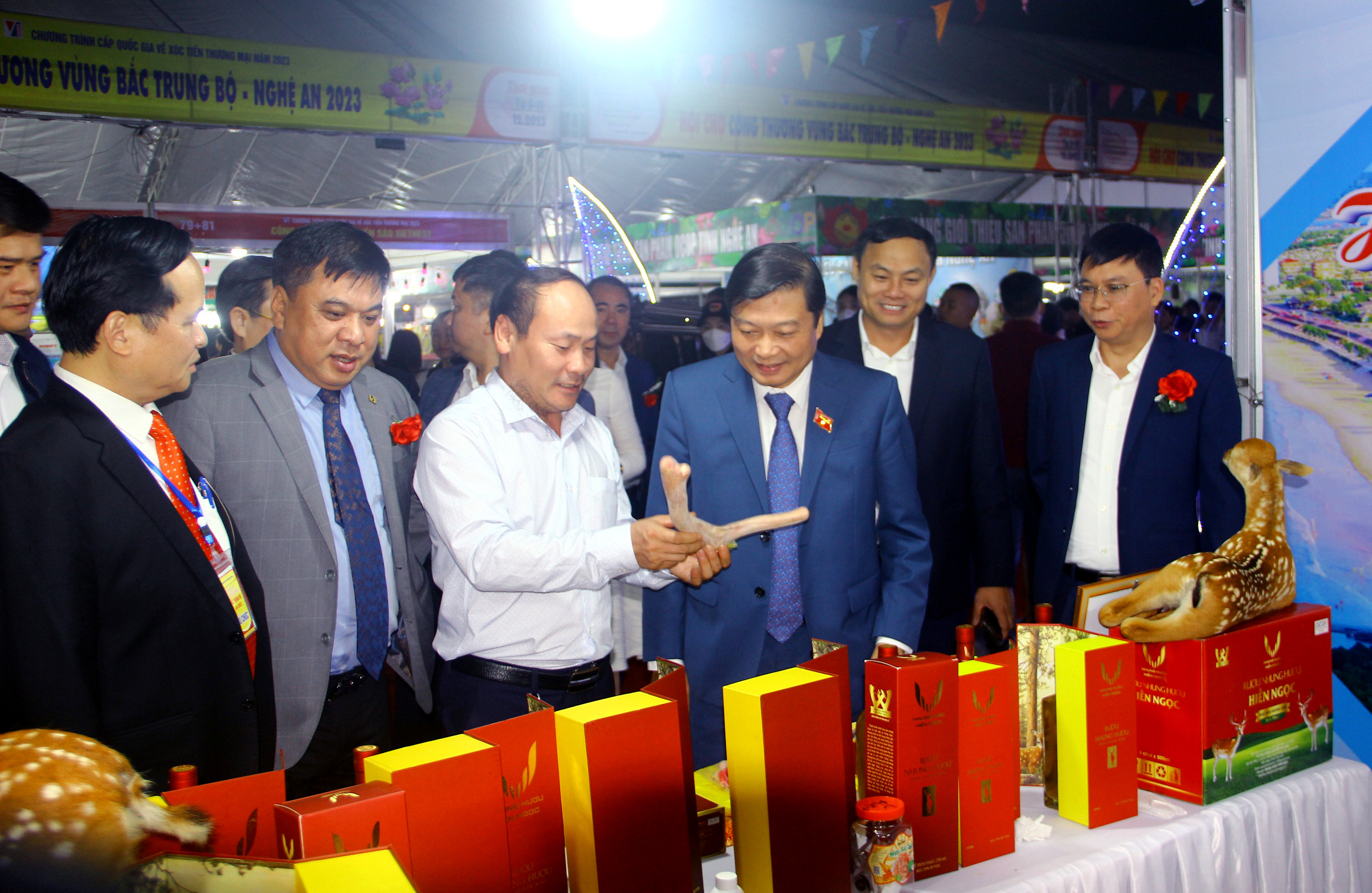 bna_các đại biểu tham quan các gian hàng tại hội chợ ảnh Quang An.jpg