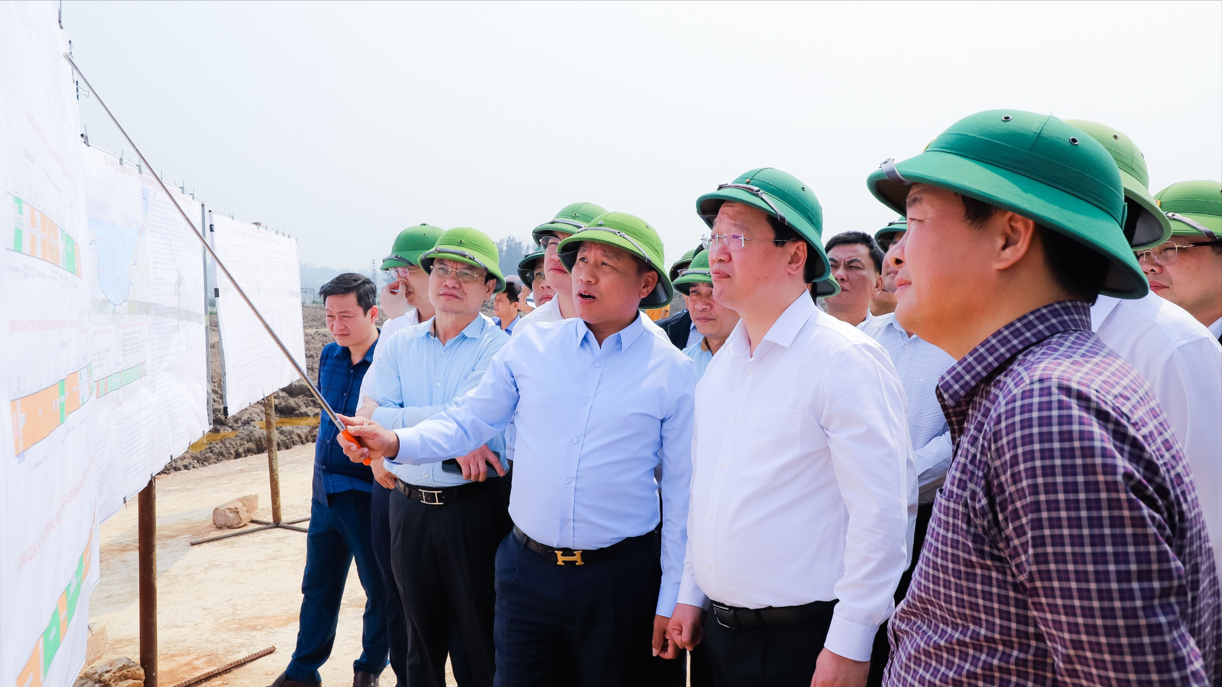 Bản sao Chủ tịch UBND tỉnh Nguyễn Đức Trung nghe lãnh đạo Sở GTVT báo cáo tiến độ triển khai dự án đường ven biển.jpg