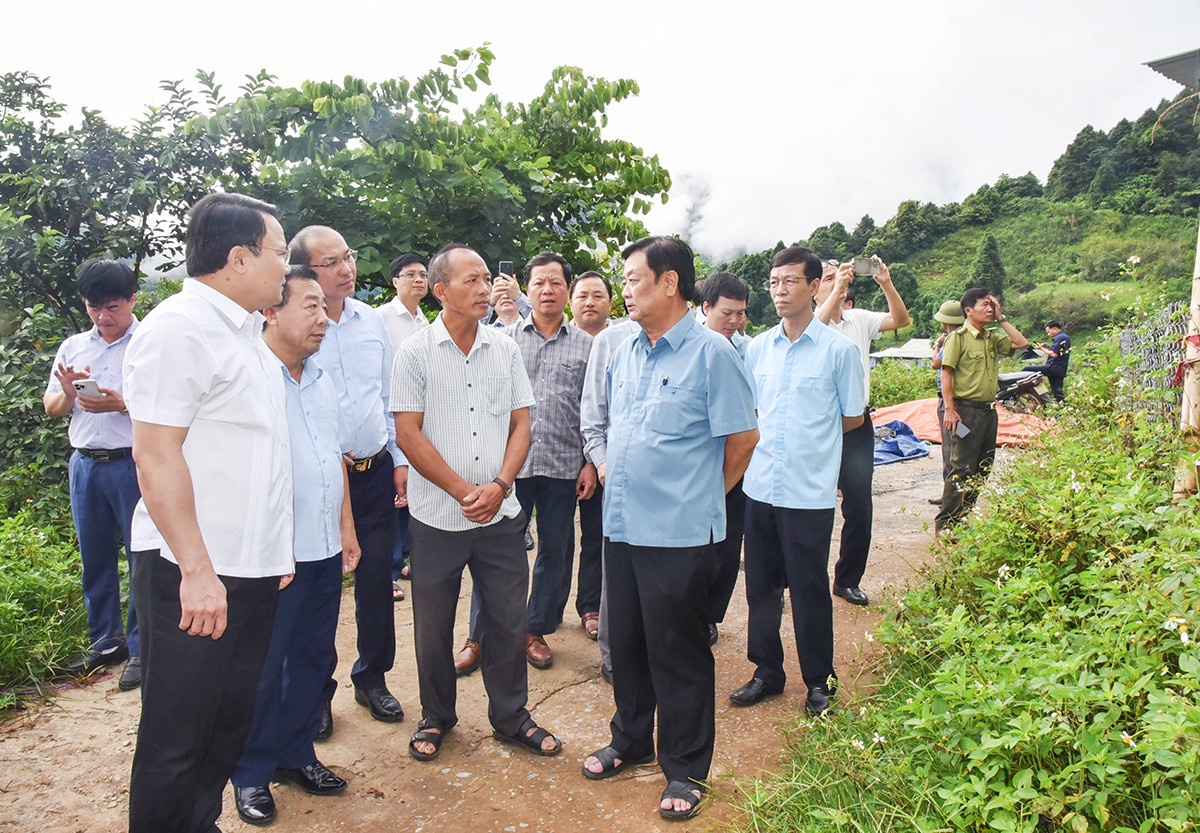 Bộ trưởng Lê Minh Hoan trao đổi với lãnh đạo xã Tây Sơn (Kỳ Sơn) về phát triển cây pơ mu tại địa phương. Anh thanh le.jpg